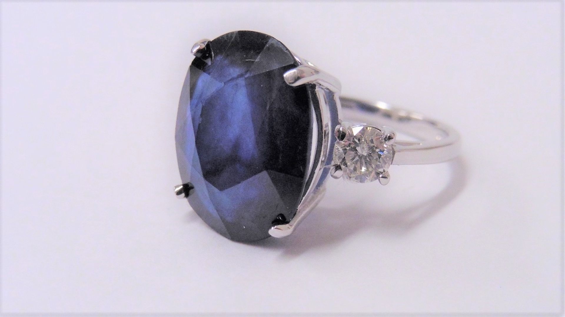 9ct sapphire and diamond trilogy ring set in 18ct gold. Oval cut sapphire ( fracture filled ) - Image 3 of 3