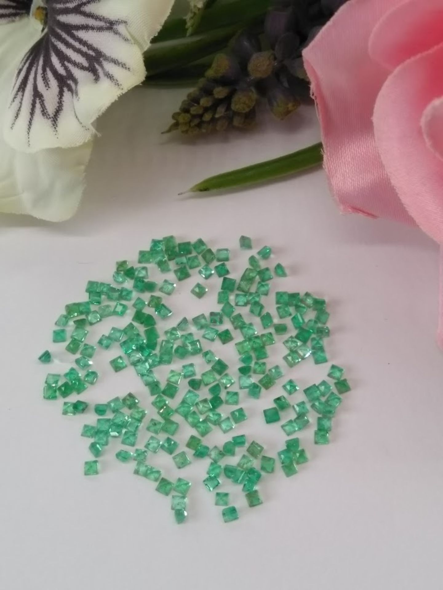 IGLI Certified 8.55 Cts 207 pieces Natural Zambian Emeralds - Sparkling Green Colour - Image 2 of 3