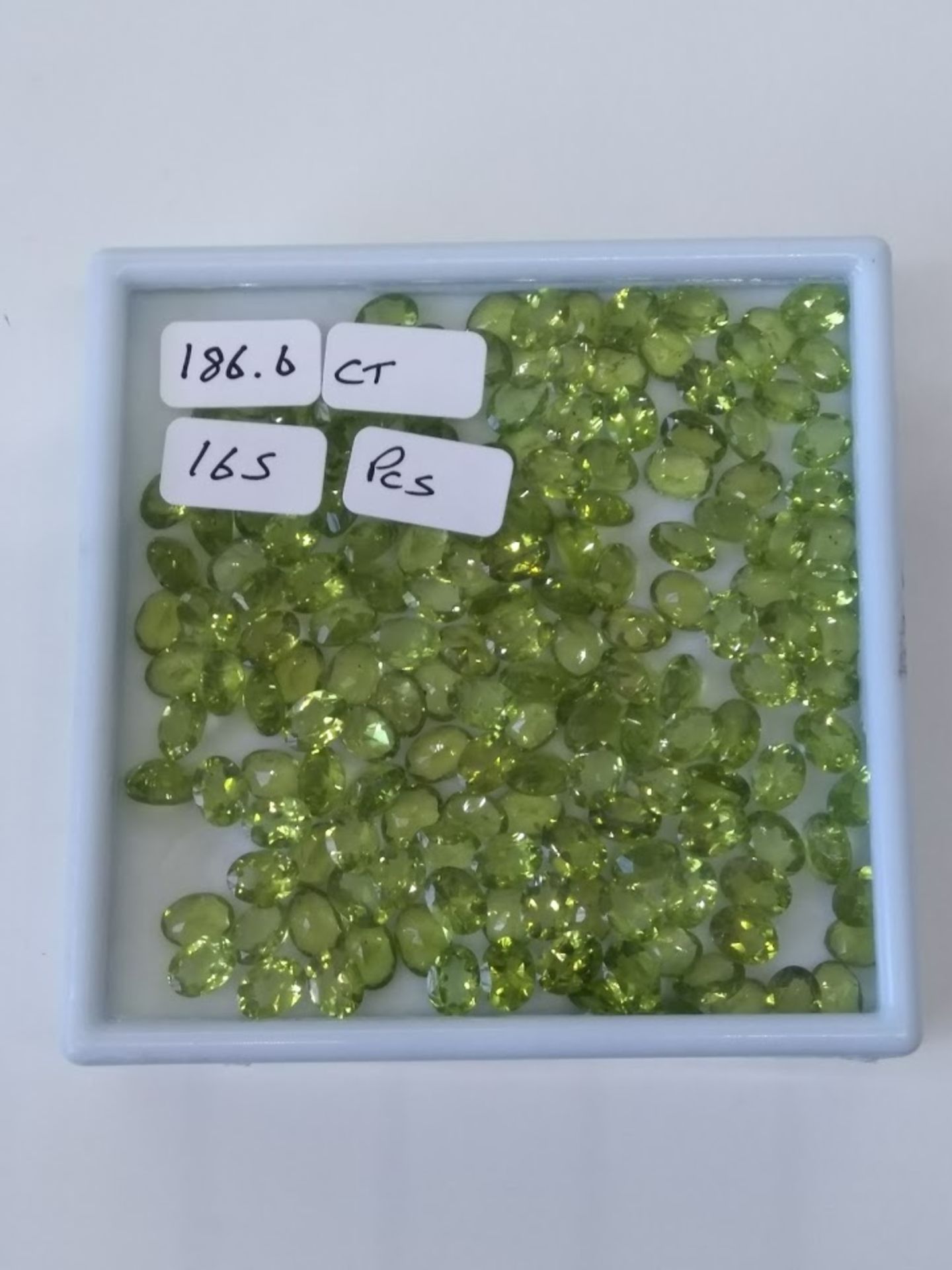 A fantastic 186.60 Cts 165 pieces Natural Peridot gemstones, Stunning parrot green Colour. - Bild 2 aus 2