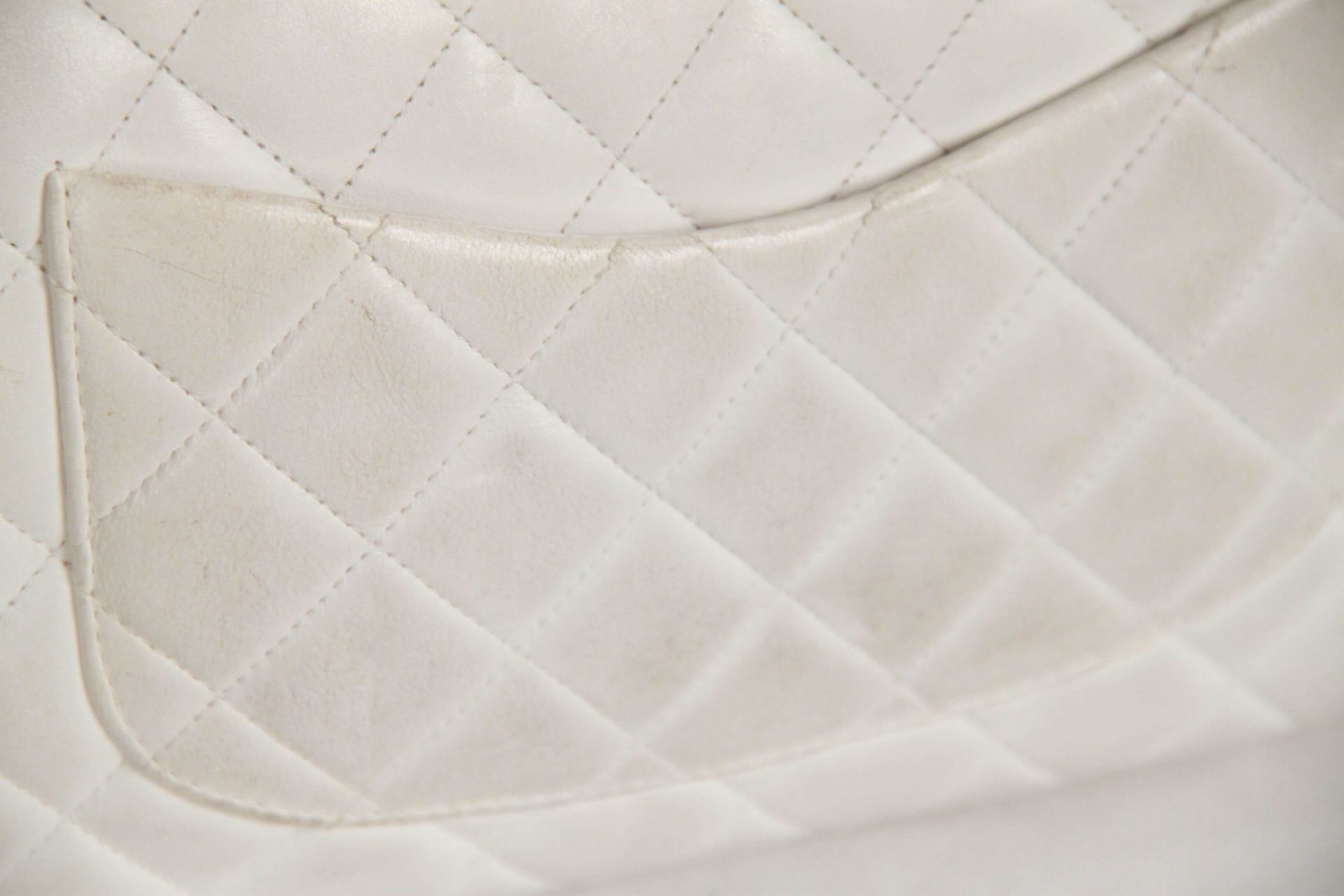 Chanel Vintage White Quilted Leather Shoulder Bag - Image 7 of 11