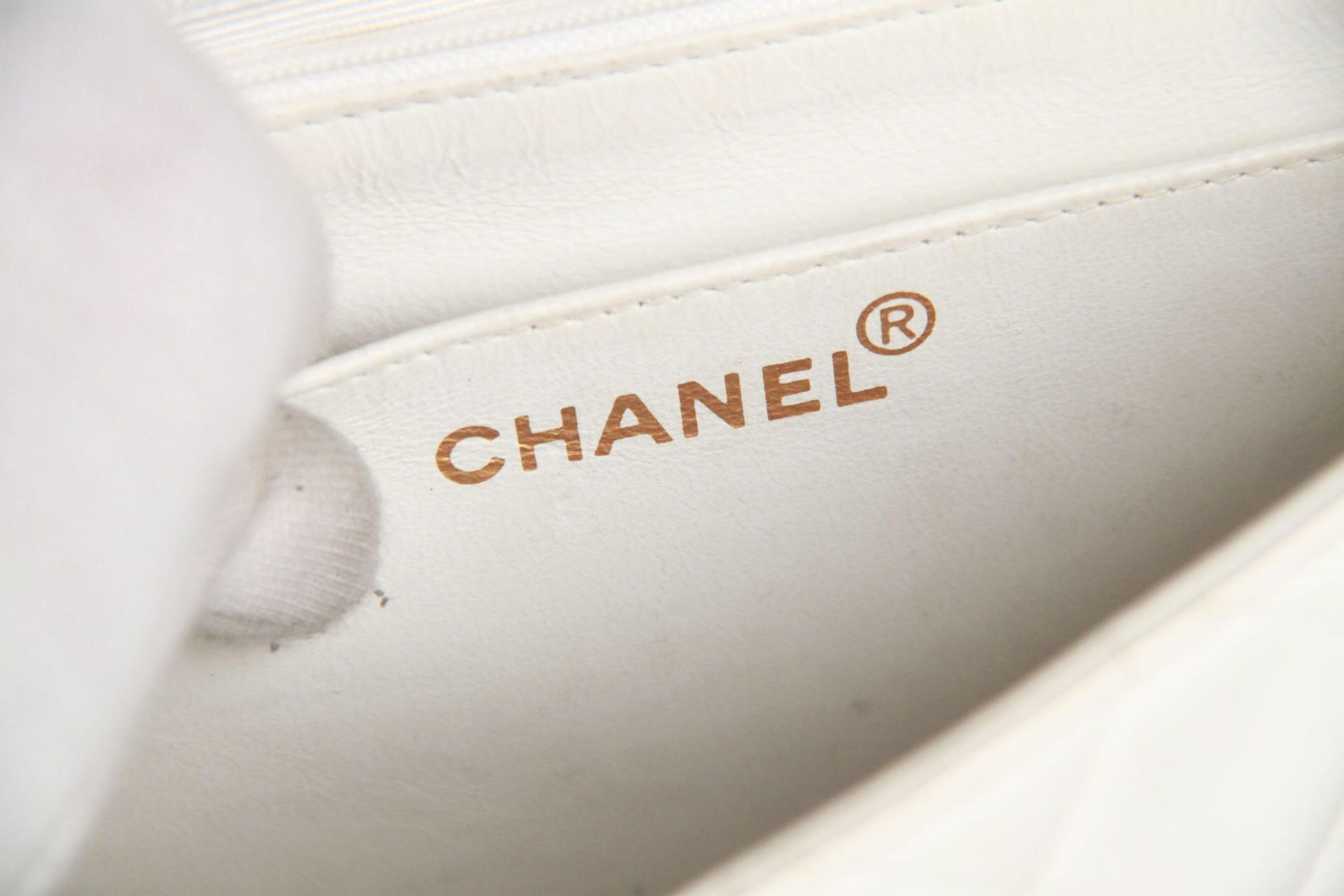 Chanel Vintage White Quilted Leather Shoulder Bag - Image 11 of 11
