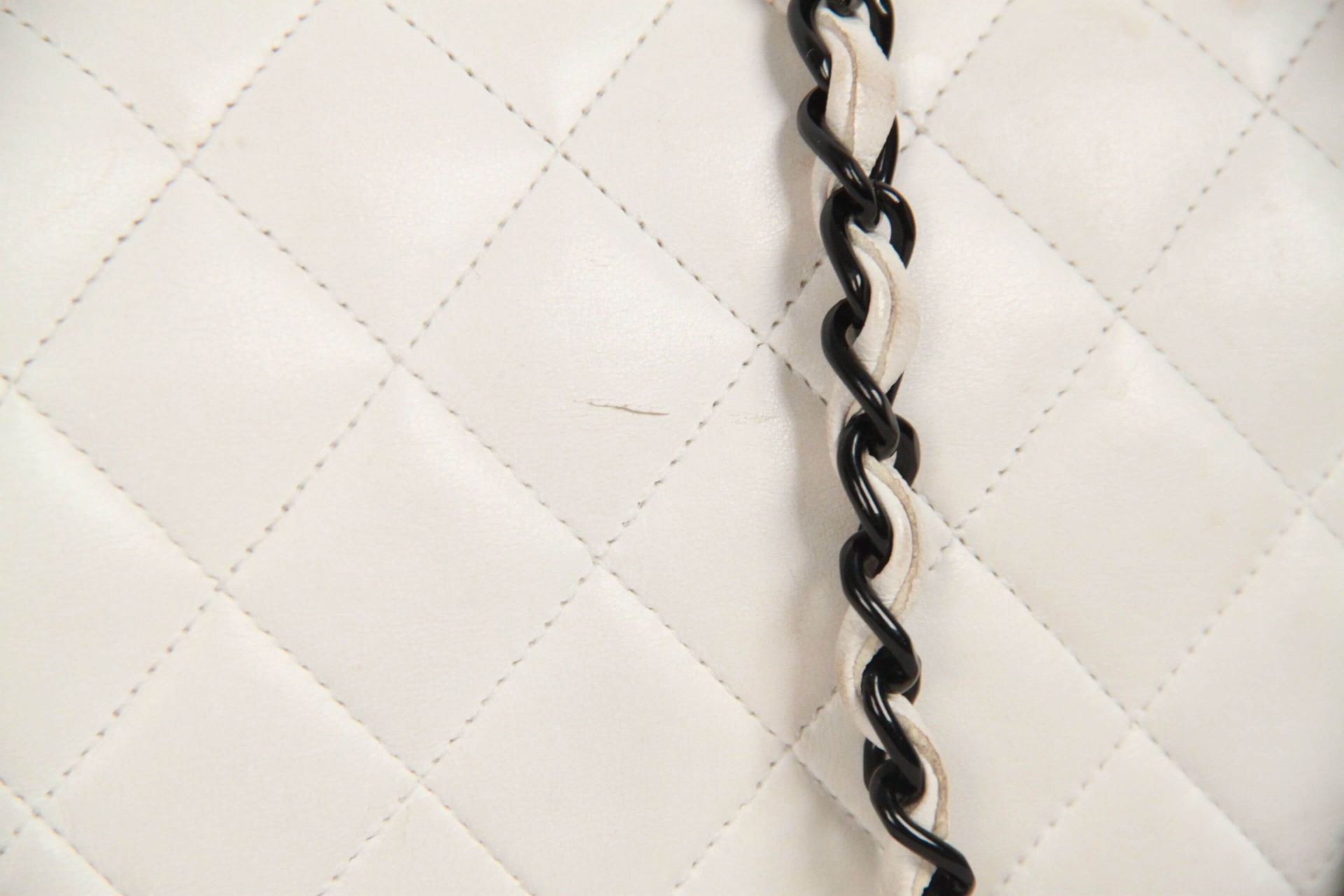 Chanel Vintage White Quilted Leather Shoulder Bag - Image 3 of 11