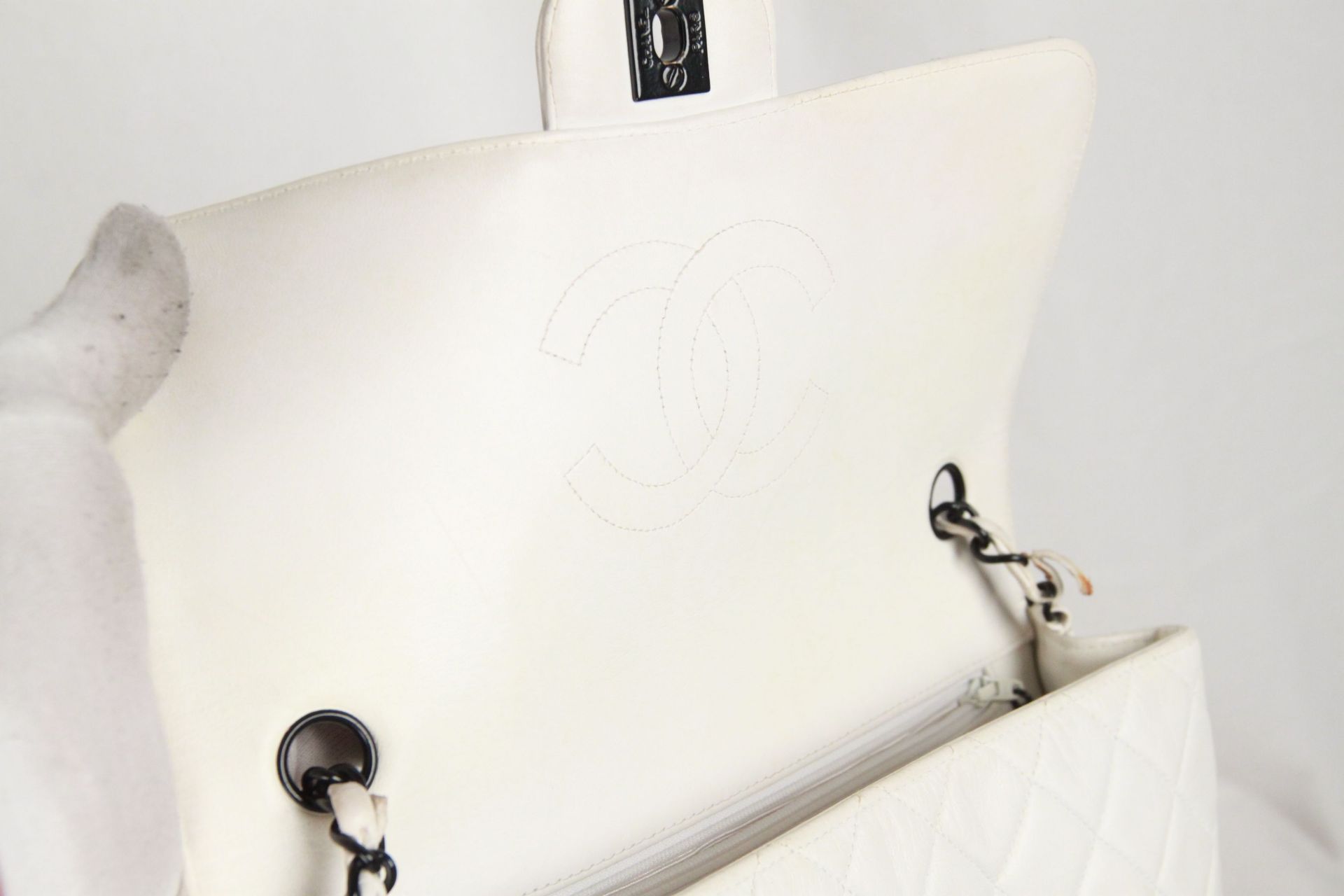Chanel Vintage White Quilted Leather Shoulder Bag - Image 9 of 11