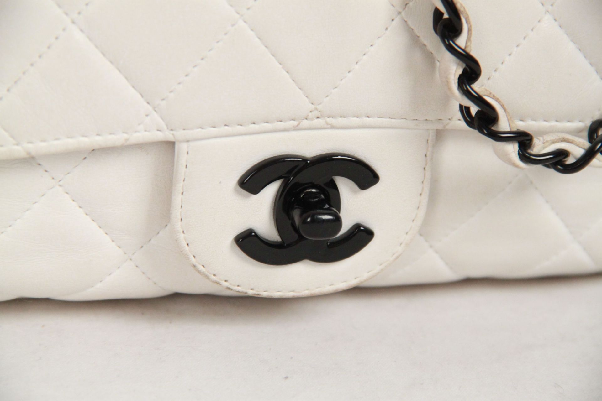 Chanel Vintage White Quilted Leather Shoulder Bag - Image 2 of 11