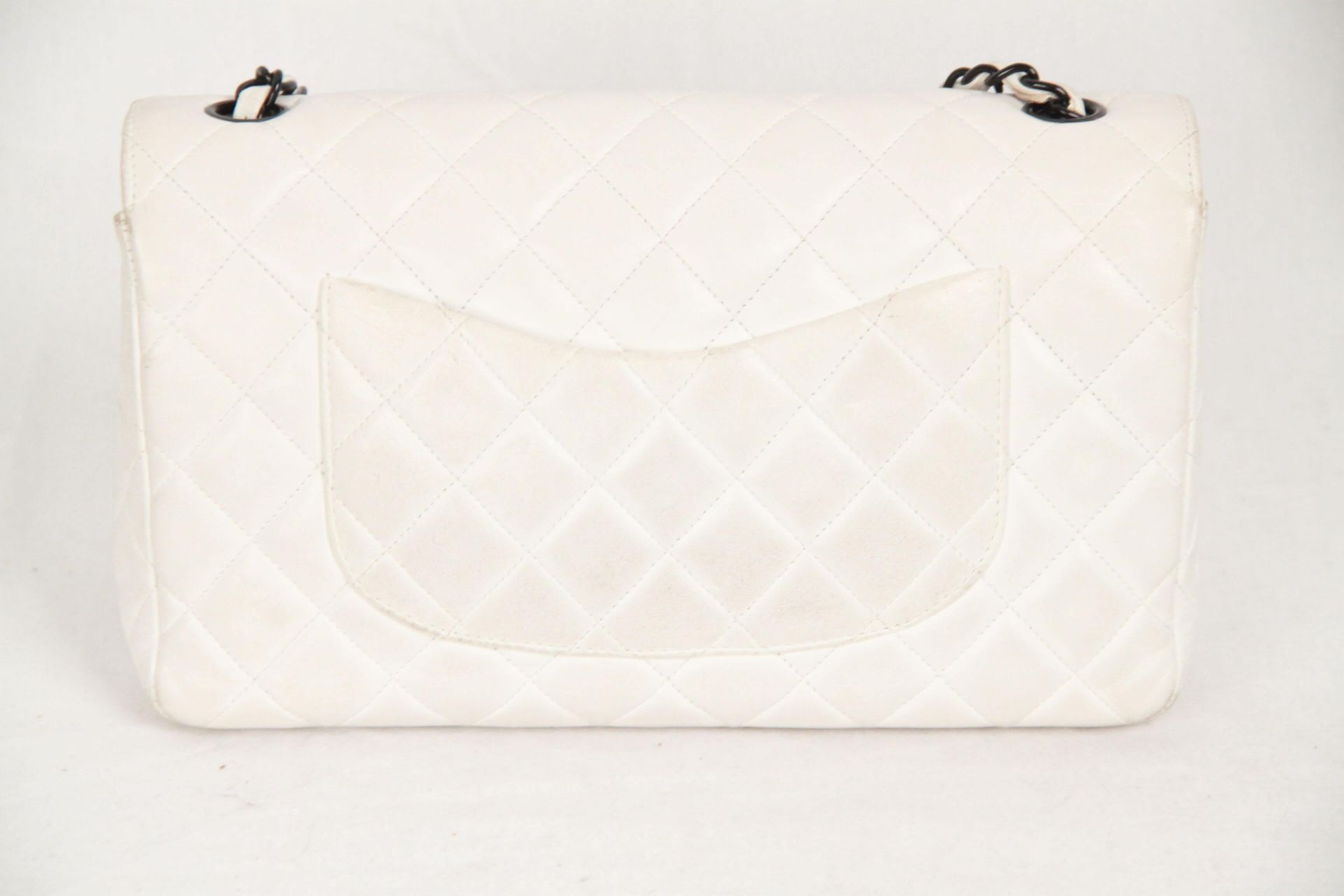 Chanel Vintage White Quilted Leather Shoulder Bag - Image 6 of 11