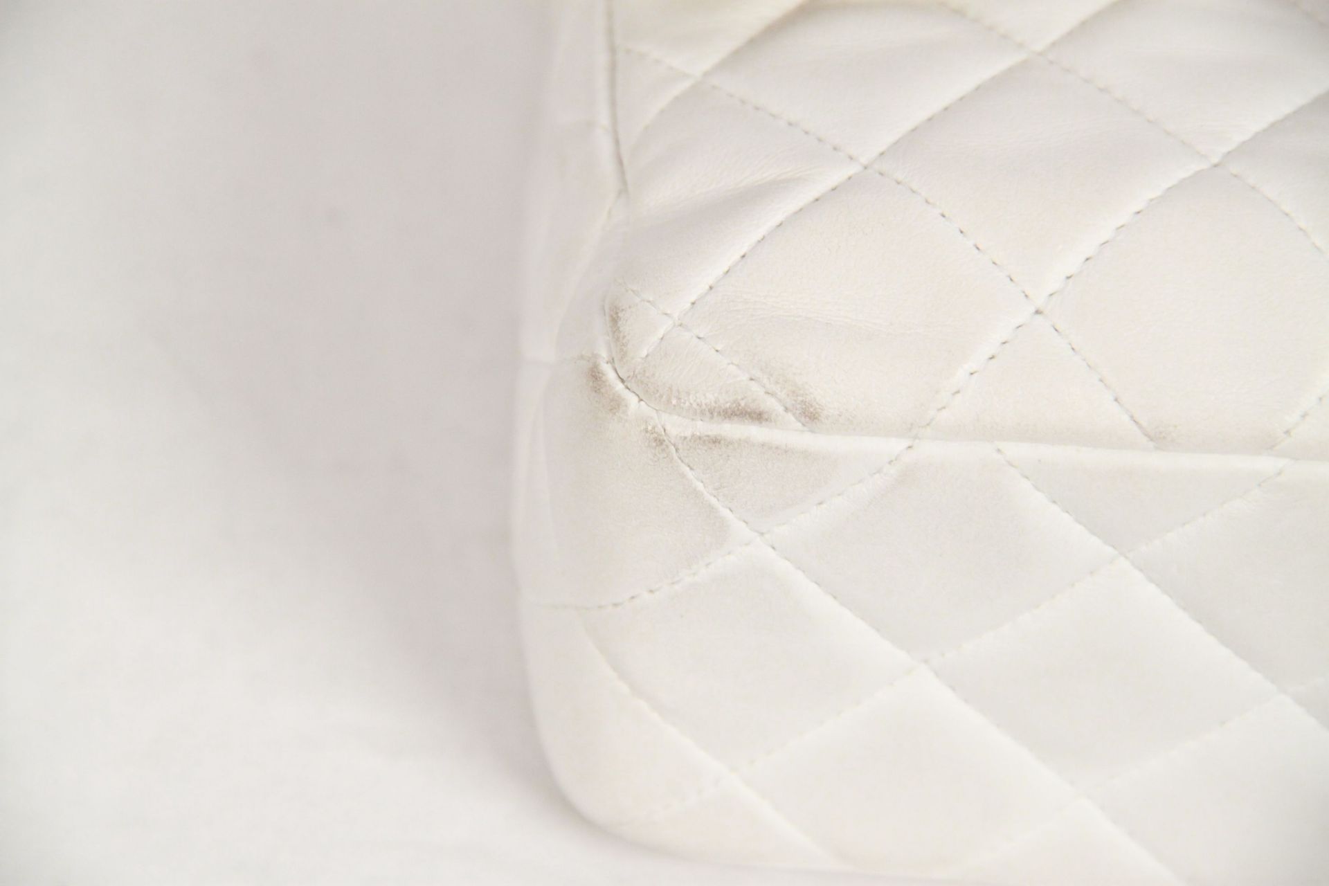 Chanel Vintage White Quilted Leather Shoulder Bag - Image 8 of 11