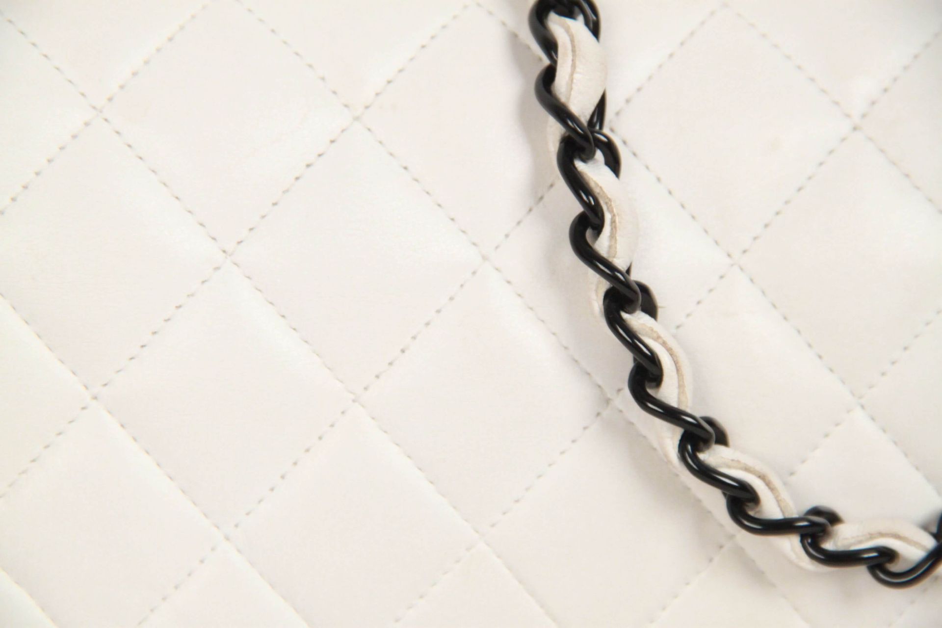 Chanel Vintage White Quilted Leather Shoulder Bag - Image 4 of 11