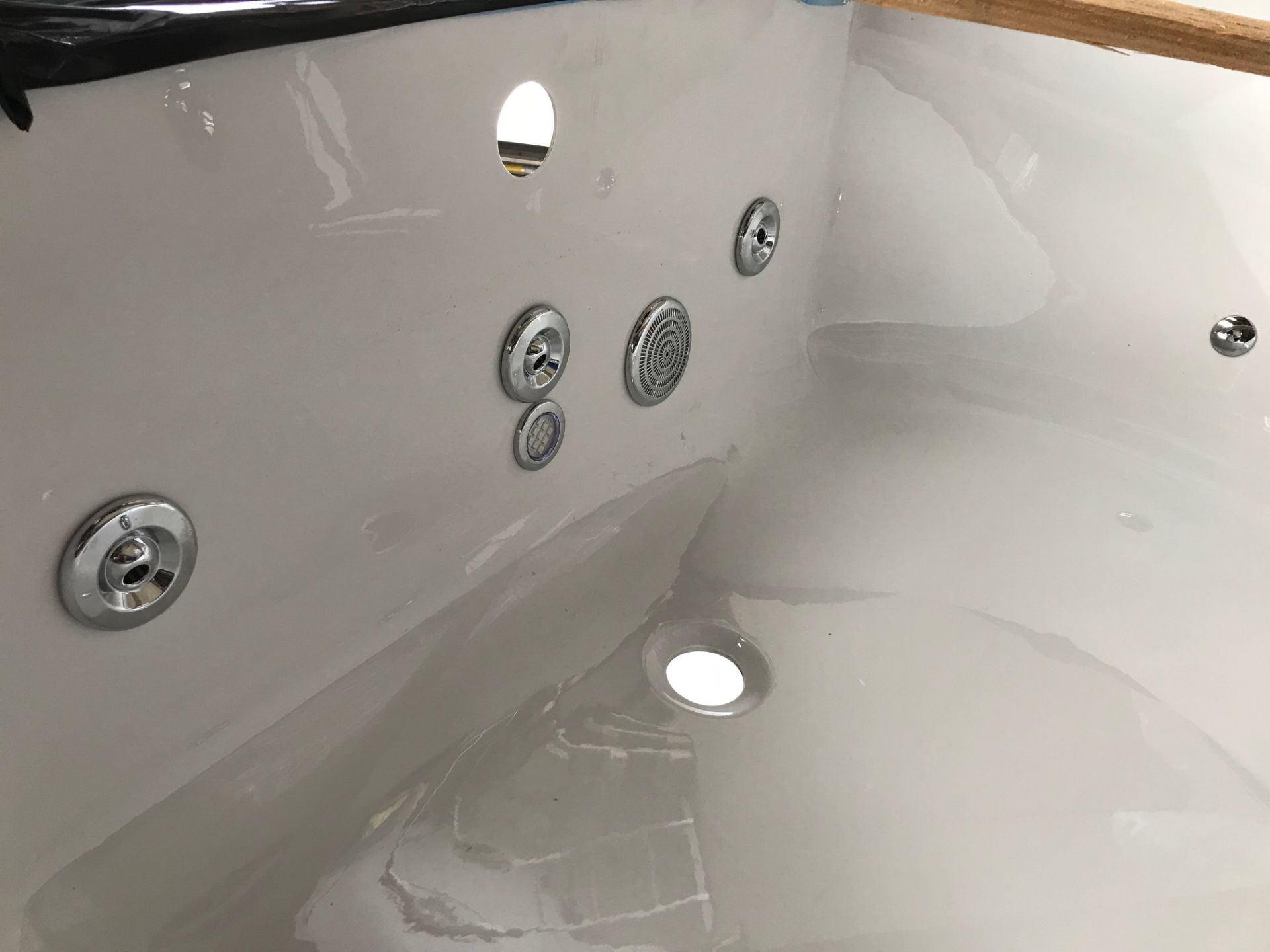 Whirlpool Corner Bath - Image 4 of 6