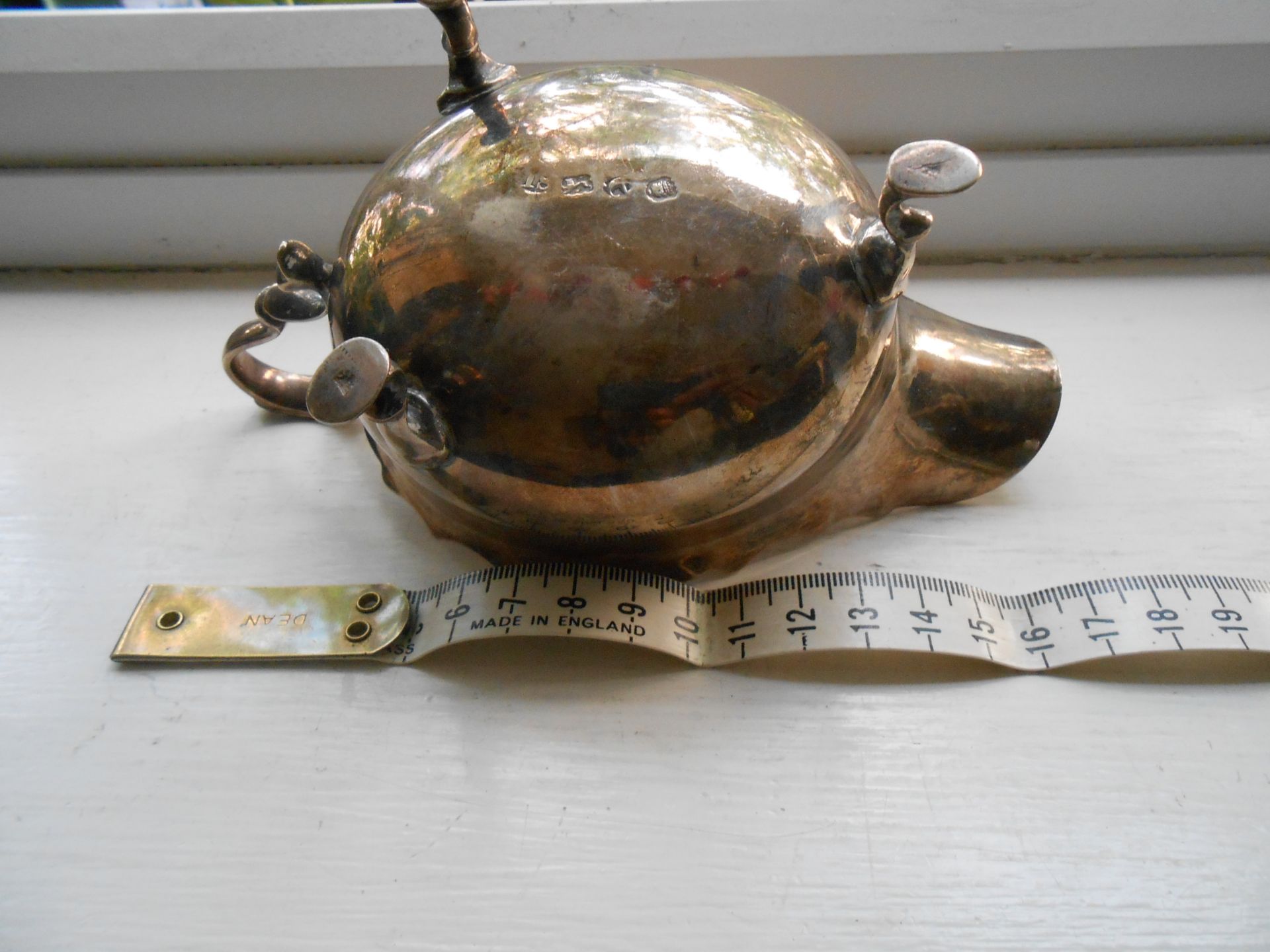 A hallmarked solid Silver George III sauce boat on three feet - Image 5 of 6