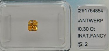 An unmounted Radiant-shaped diamond weighing app. 0.3ct. Colour : Yellow .Clarity :SI2