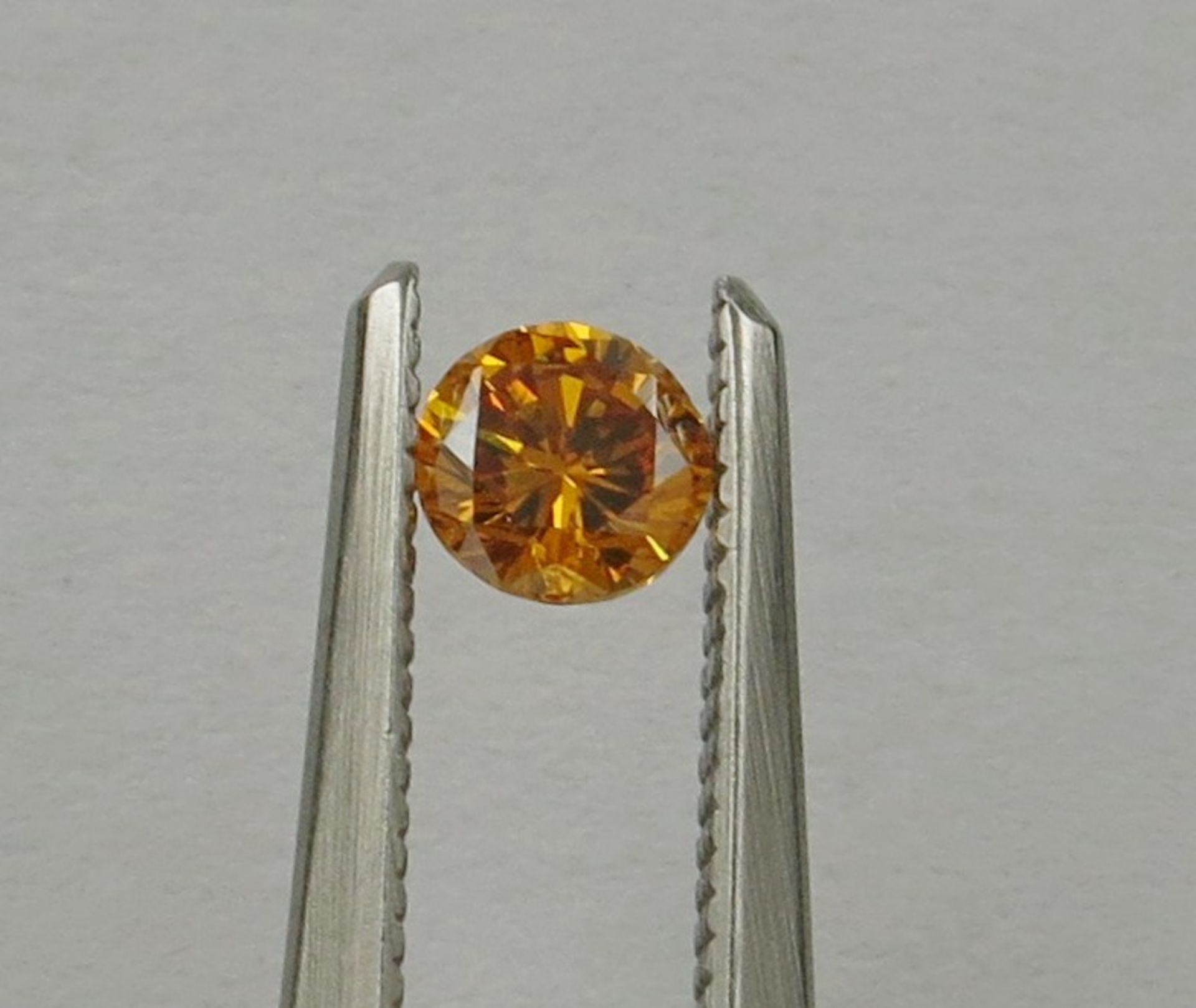 An unmounted Round-shaped diamond weighing app. 0.28ct. Colour : Yellow .Clarity :SI2