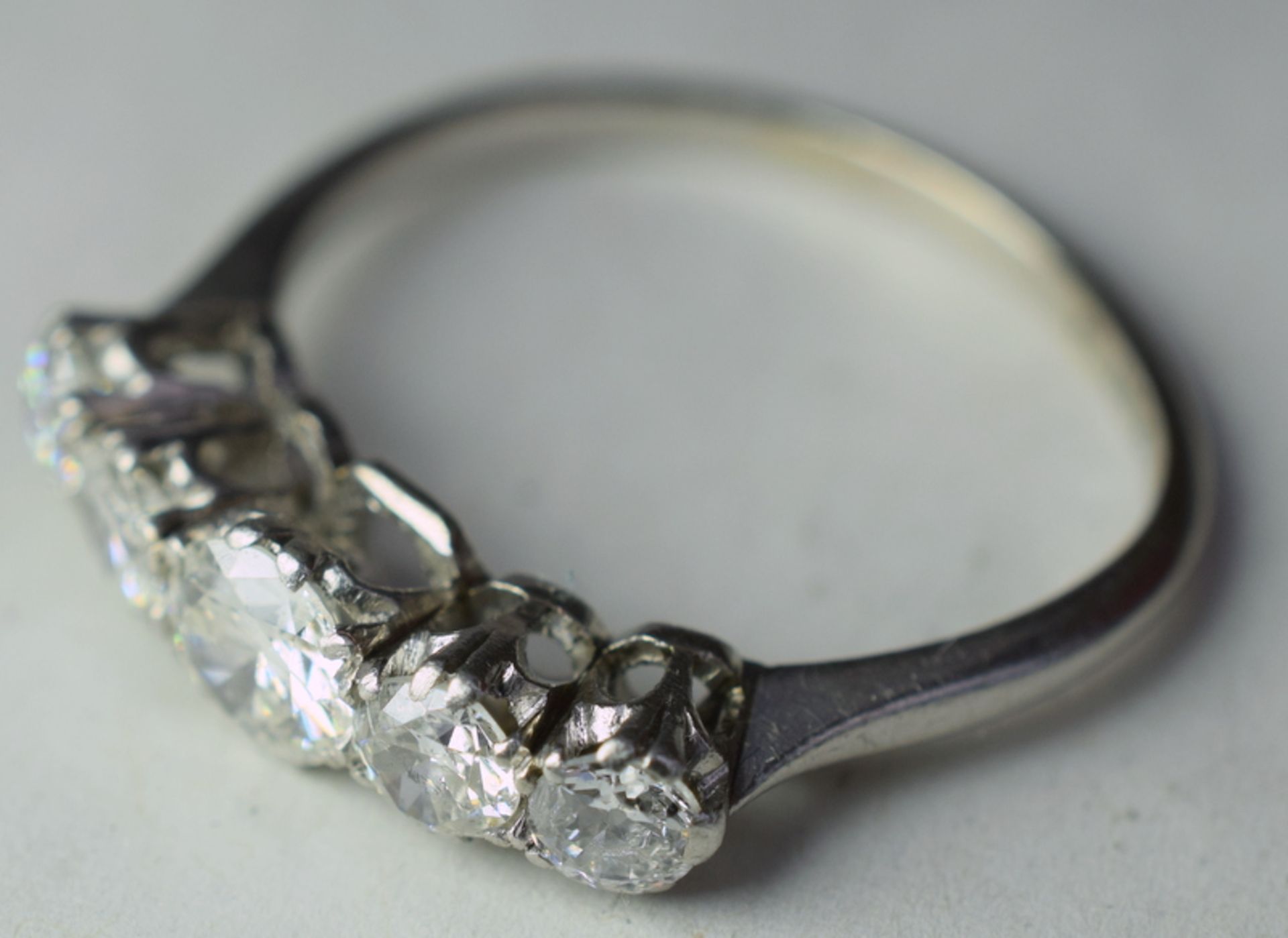 Vintage Lady's 1ct 5 Diamond Platinum Ring. - Image 4 of 6