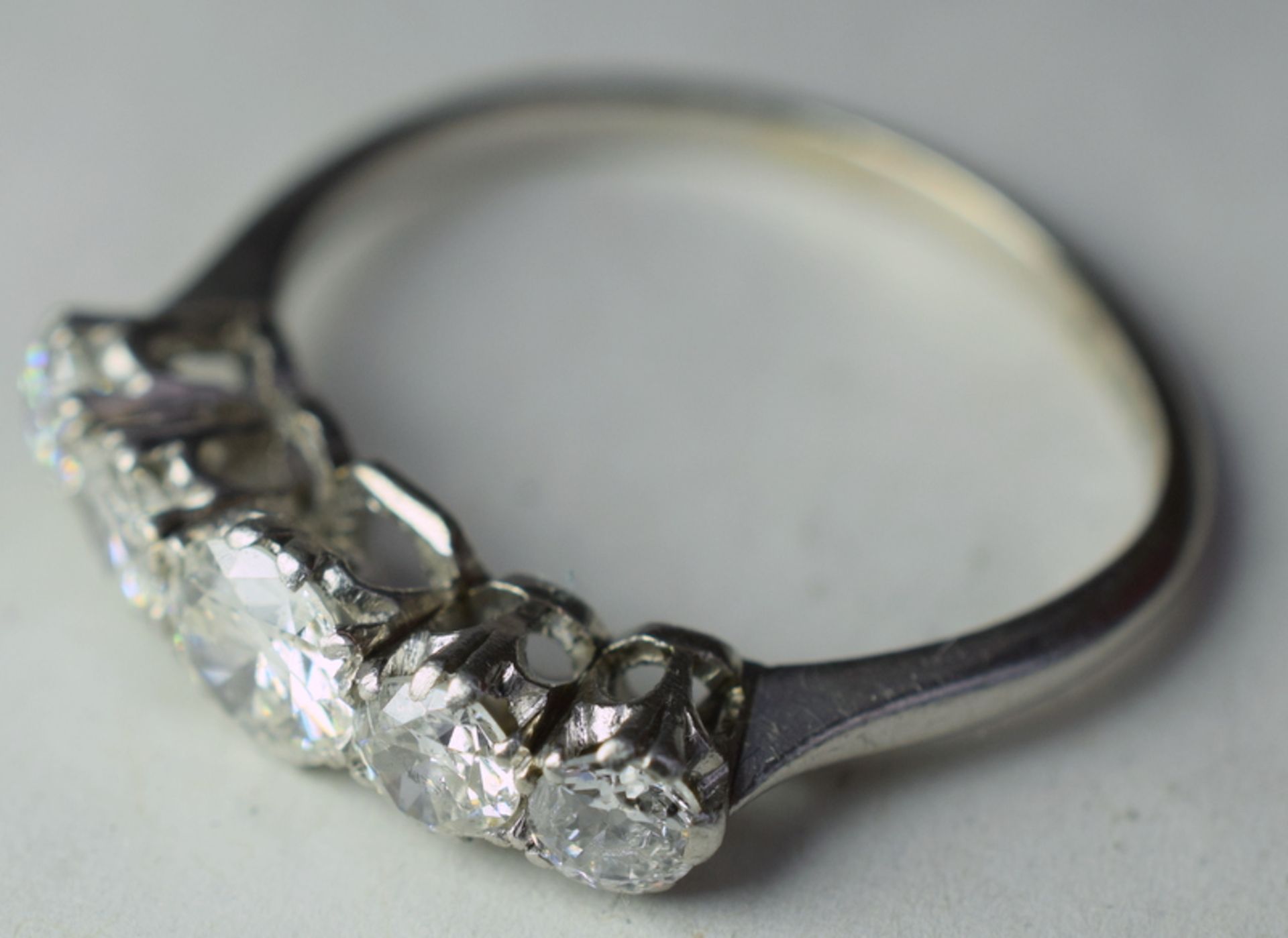 Vintage Lady's 1ct 5 Diamond Platinum Ring. - Bild 4 aus 6