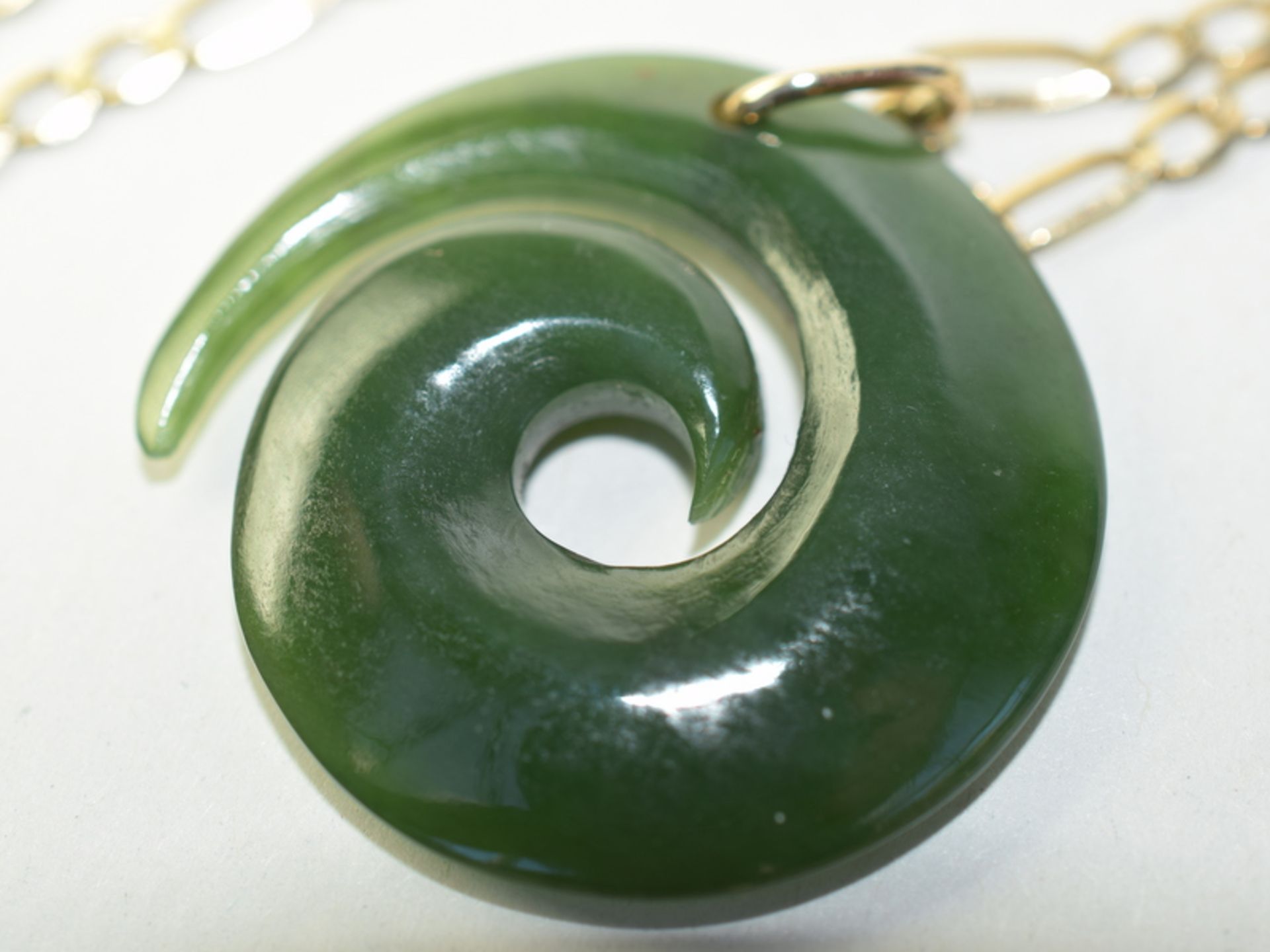 9ct Gold Chain and Green Nephrite Spiral Pendant - Bild 2 aus 2