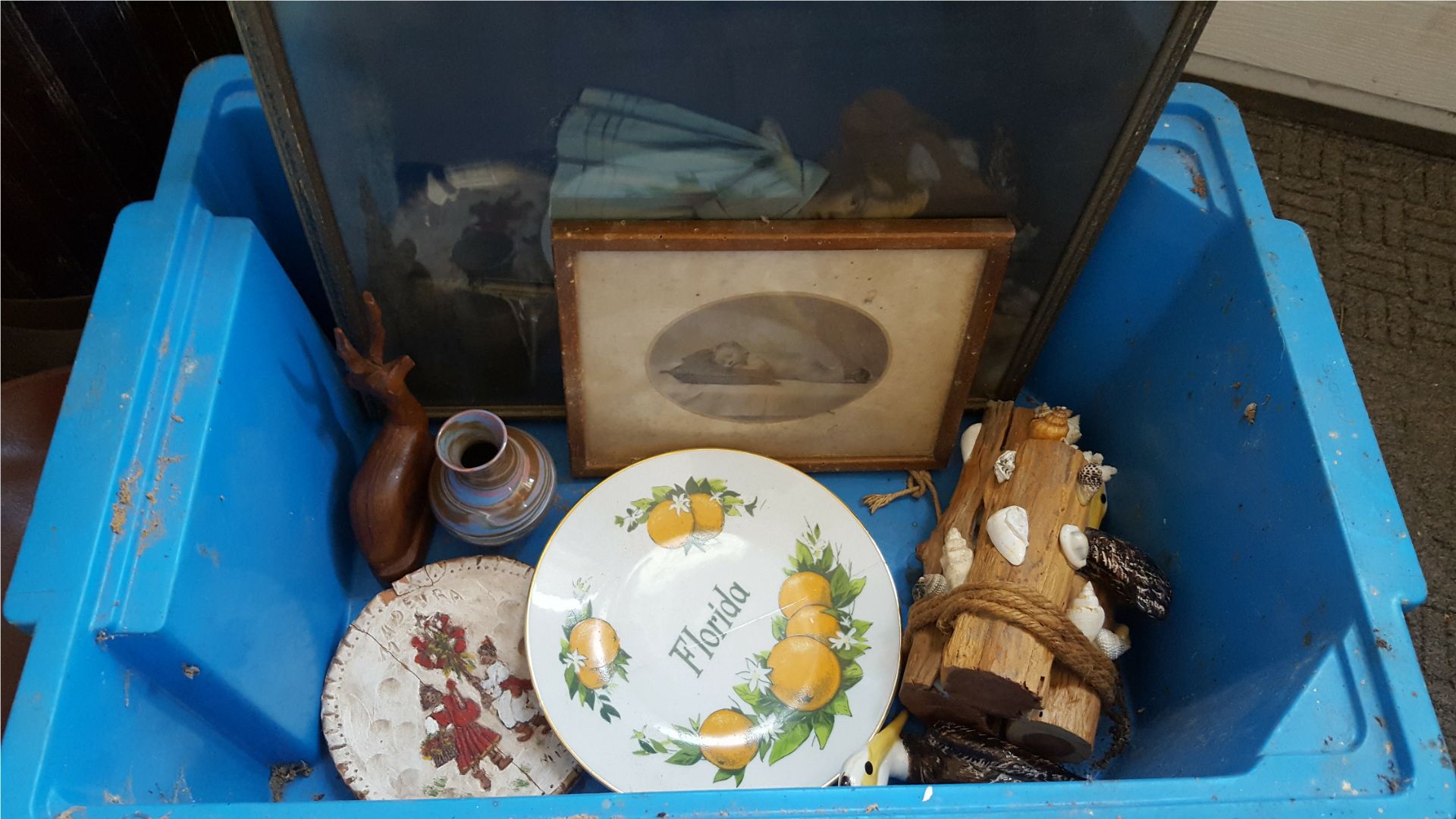Vintage Retro Box of Assorted Figures Plates Mirror & Pictures NO RESERVE - Bild 4 aus 4