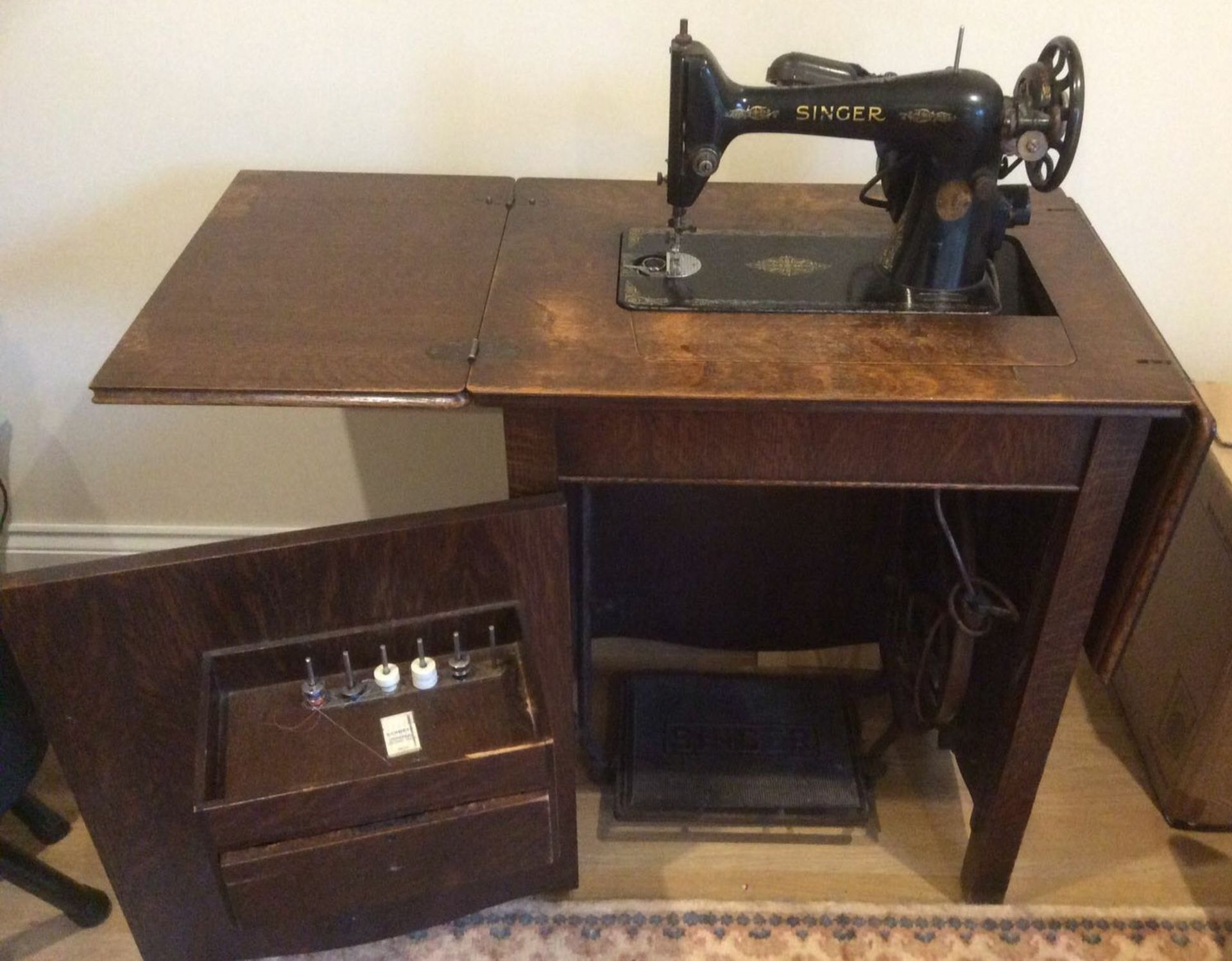 Antique Vintage Singer Sewing Machine in Cabinet NO RESERVE