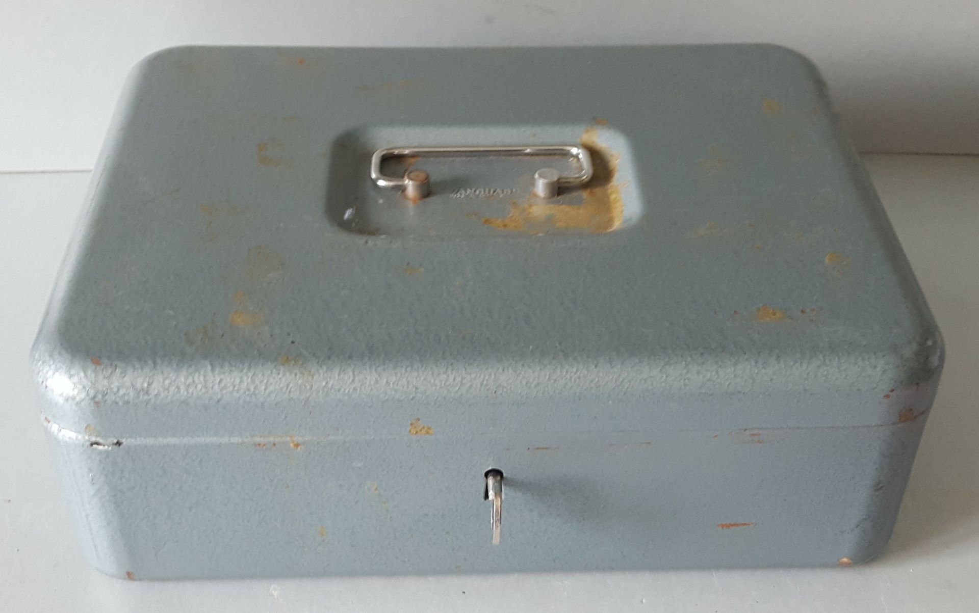 Vintage Vanguard Metal Cash Box With Key NO RESERVE
