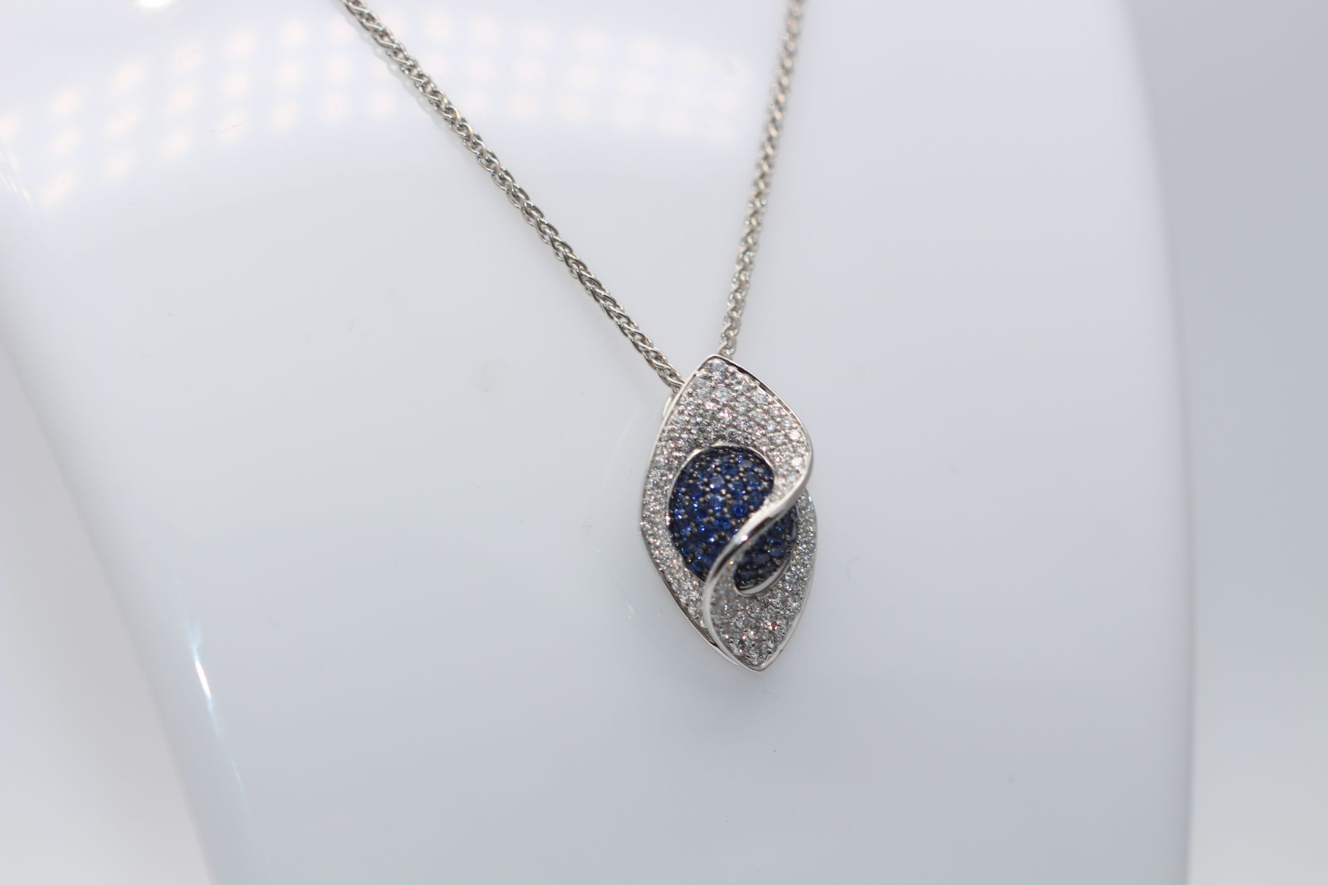 18ct White Gold Diamond And Sapphire Pendent - Image 3 of 4