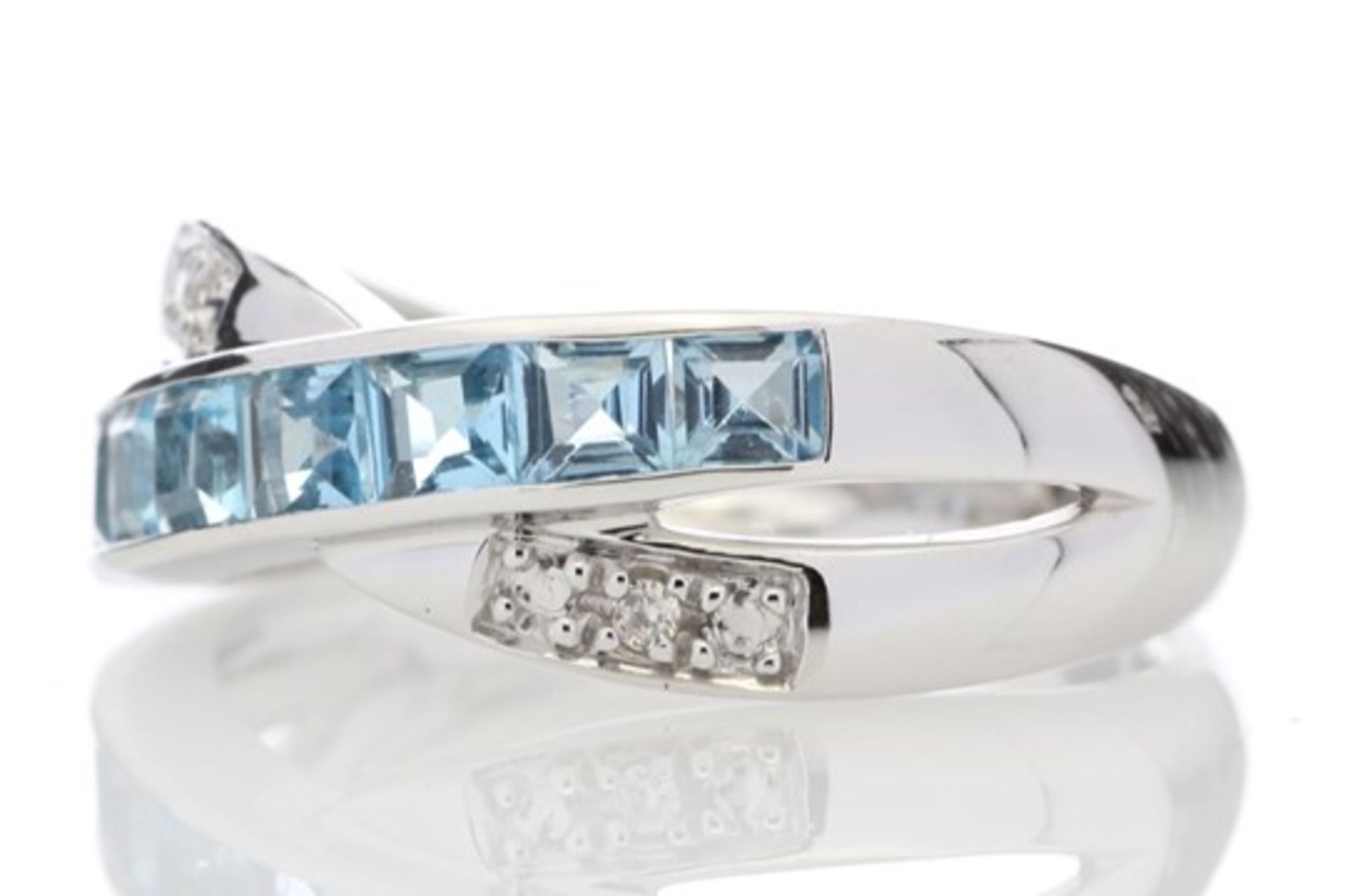 9ct White Gold Blue Topaz And Diamond Ring 0.06 Carats - Image 2 of 4