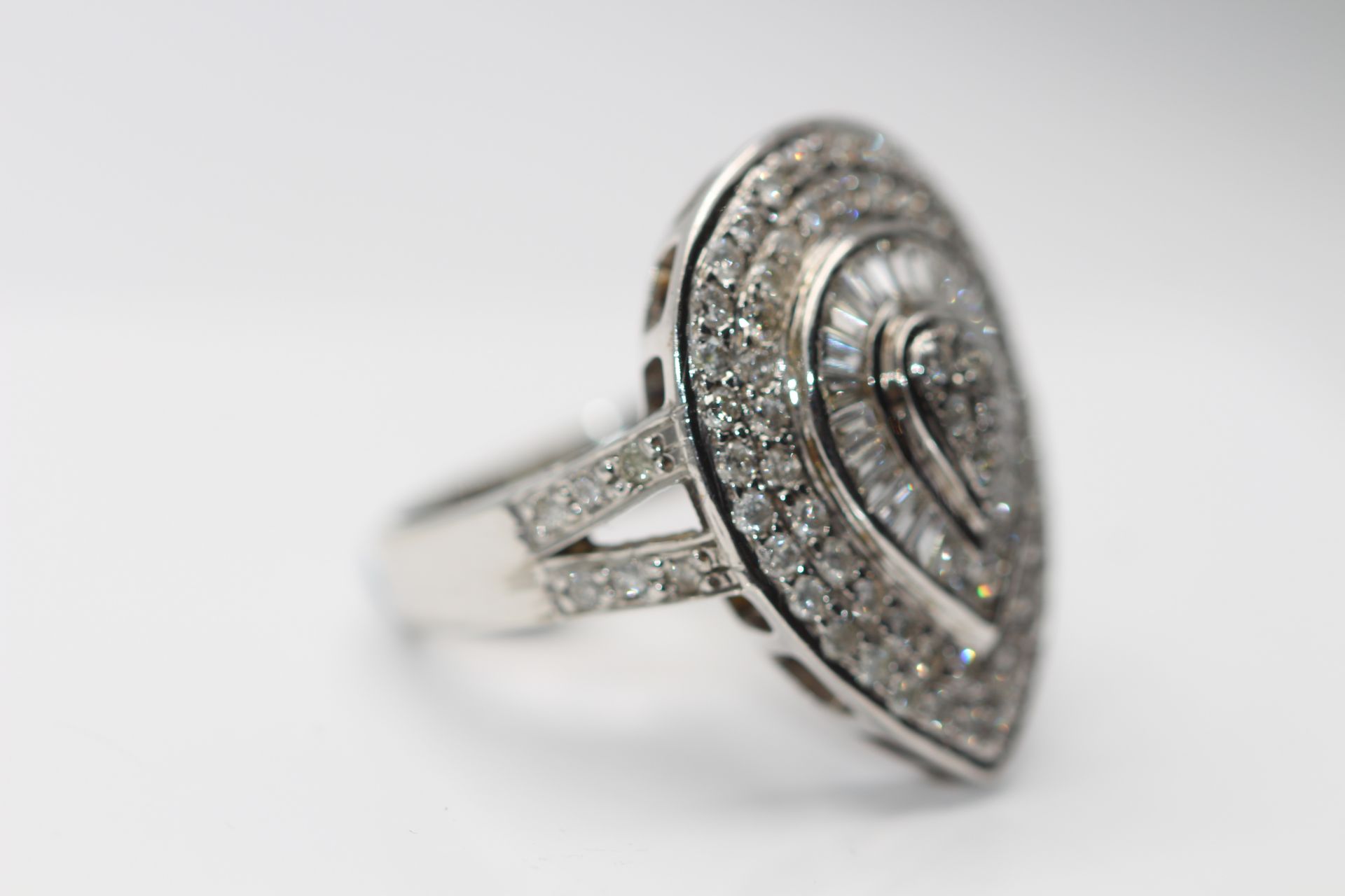 14ct White Gold Ladies Diamond Ring, Set With 3.63 Carats of Diamond Solitaires and Baguette's - Image 2 of 4