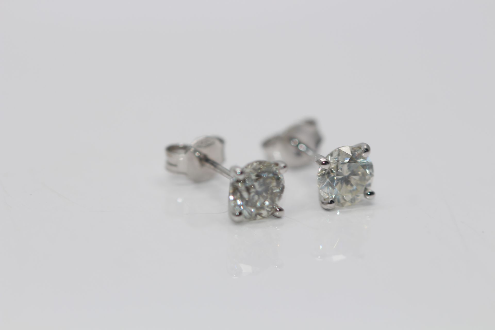 18ct White Gold Ladies Diamond Solitaire Earrings - Image 2 of 3