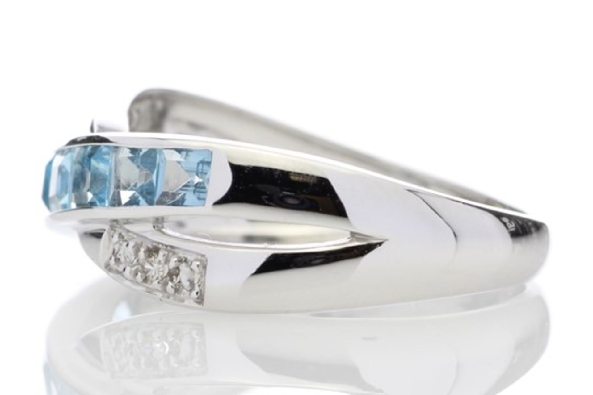 9ct White Gold Blue Topaz And Diamond Ring 0.06 Carats - Image 3 of 4