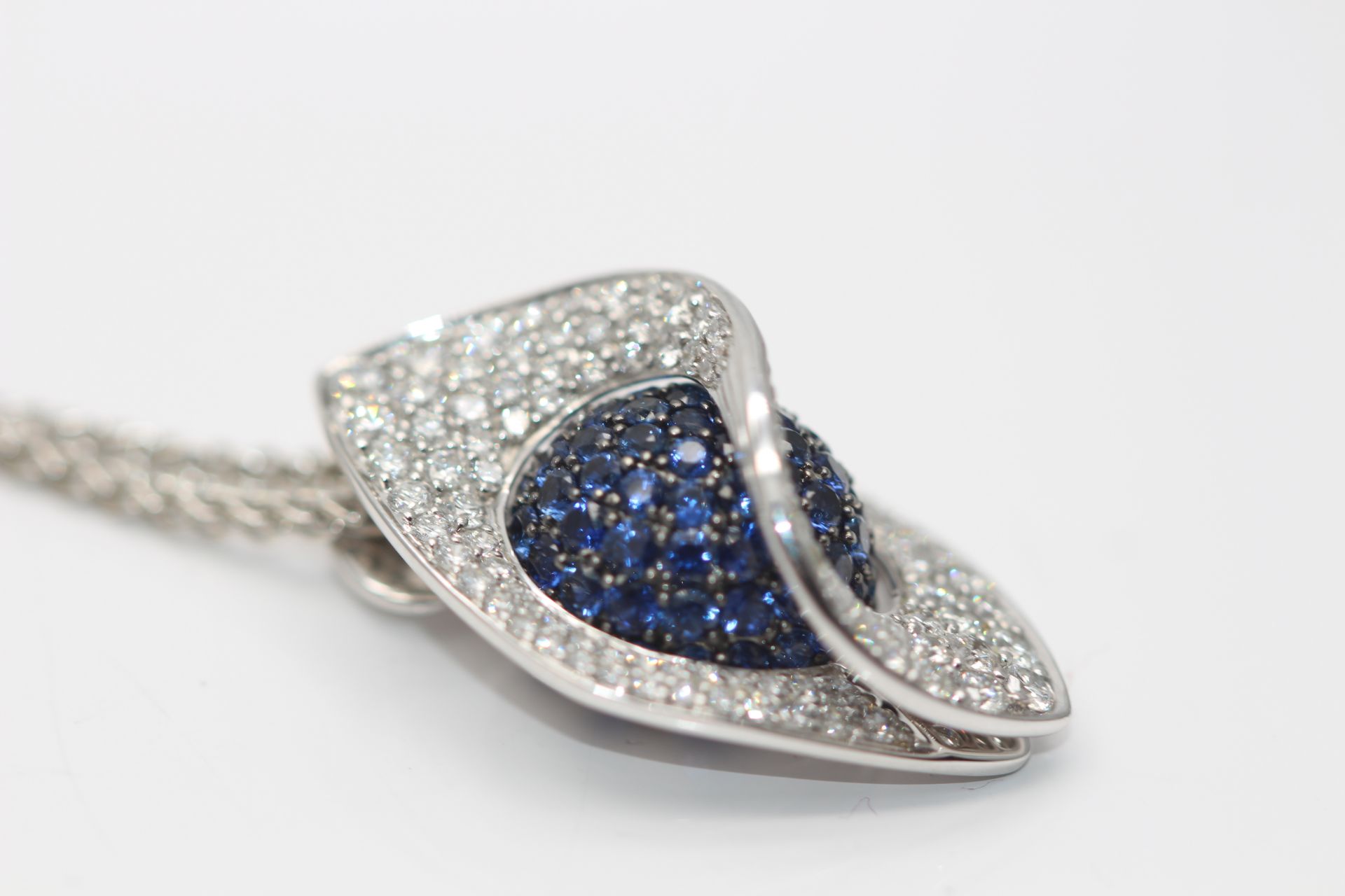 18ct White Gold Diamond And Sapphire Pendent - Image 2 of 4