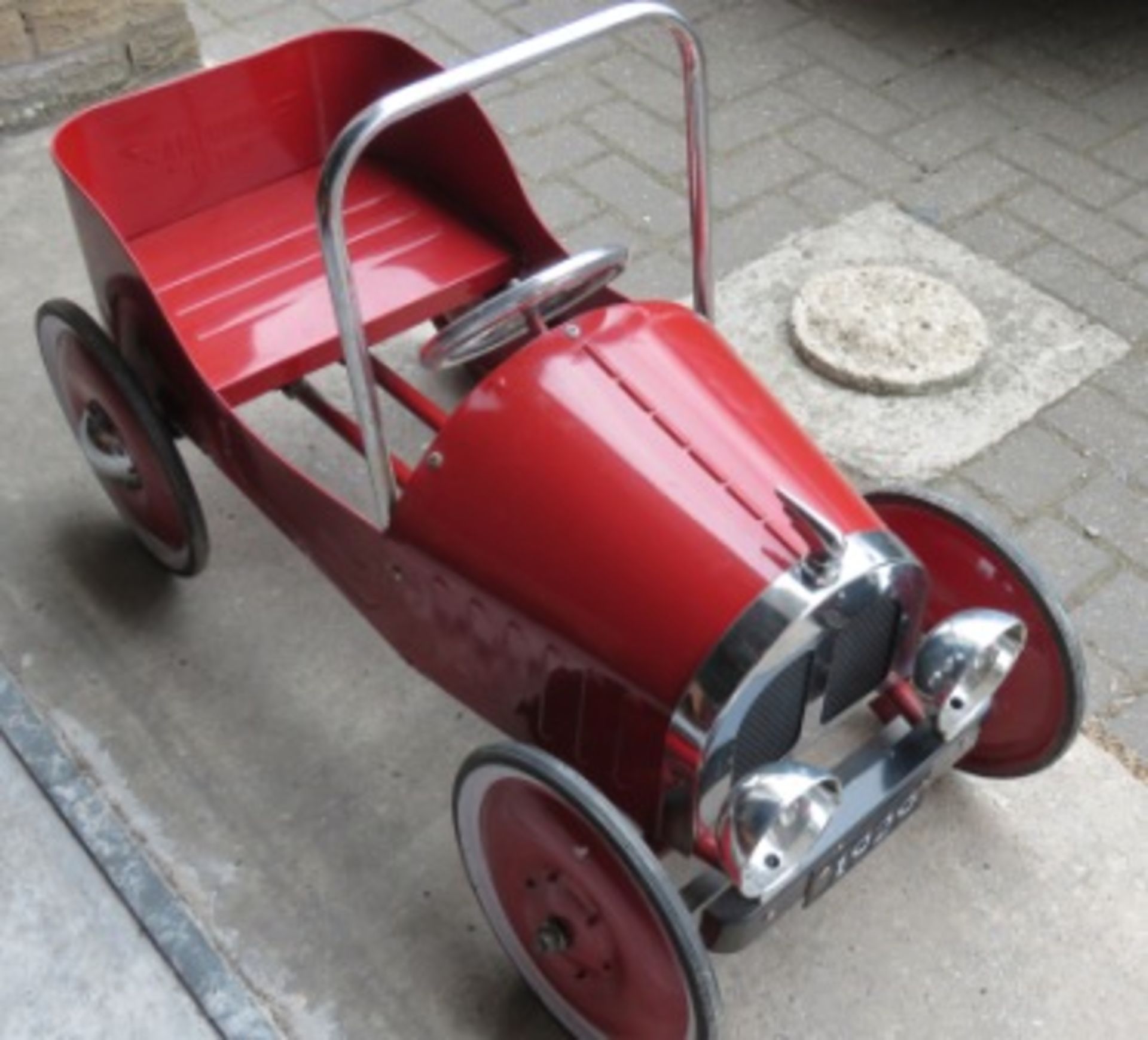 Vintage tin plate pedal car - great condition - Image 3 of 4