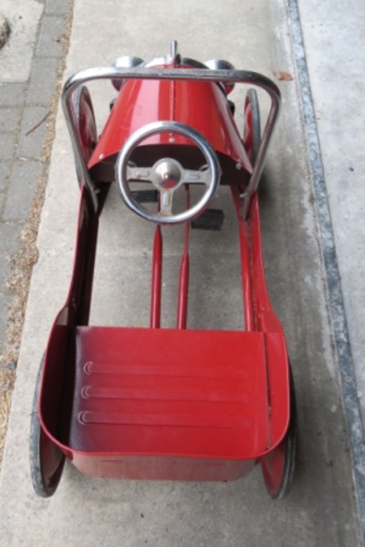 Vintage tin plate pedal car - great condition - Image 4 of 4