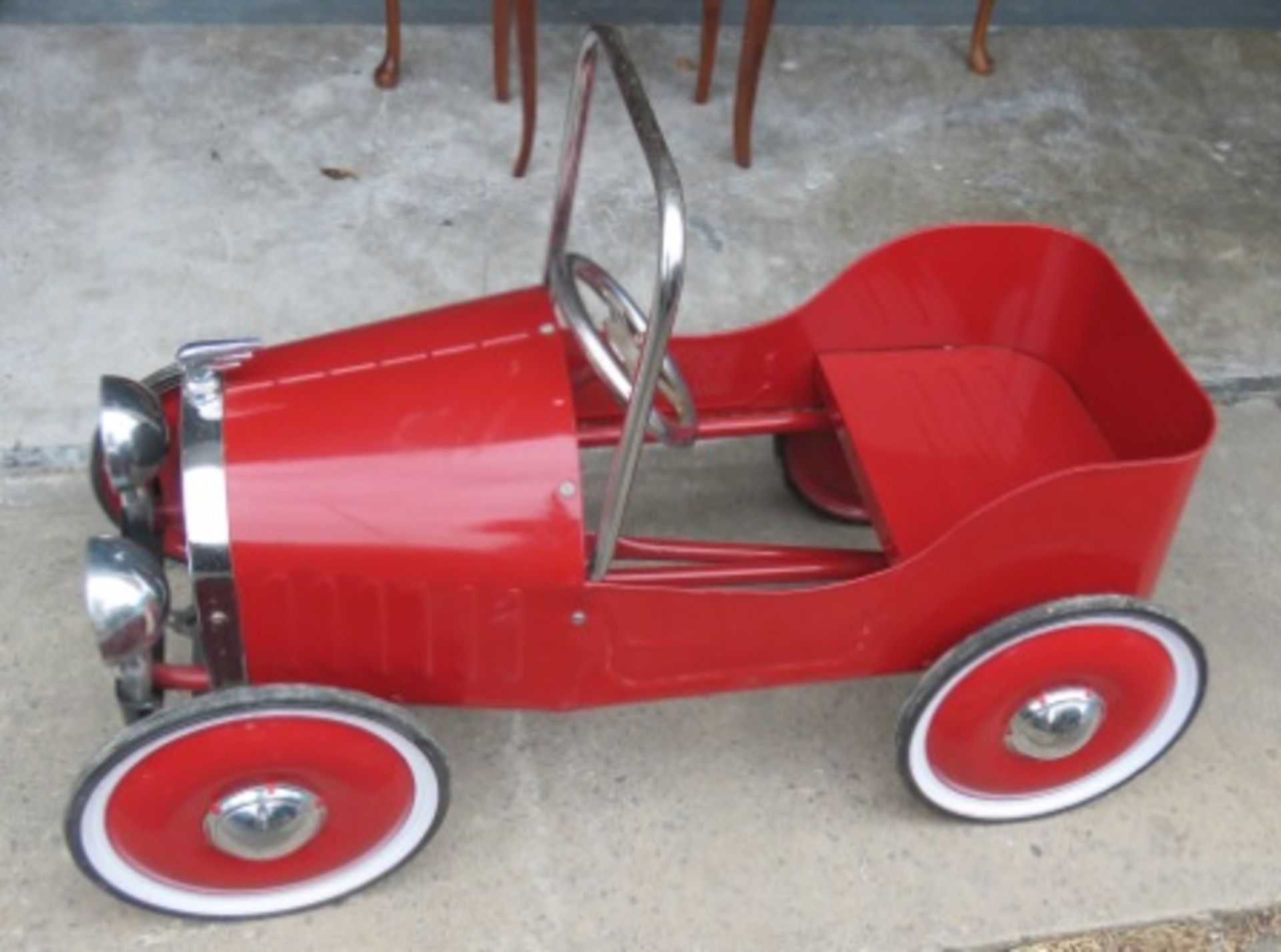 Vintage tin plate pedal car - great condition - Image 2 of 4