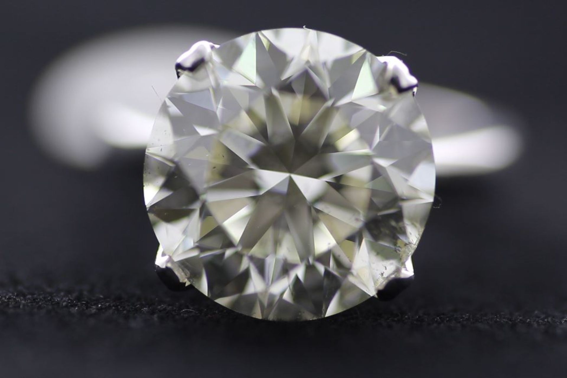 18ct White Gold Single Stone Claw Set Diamond Ring 10.01 - Image 2 of 2