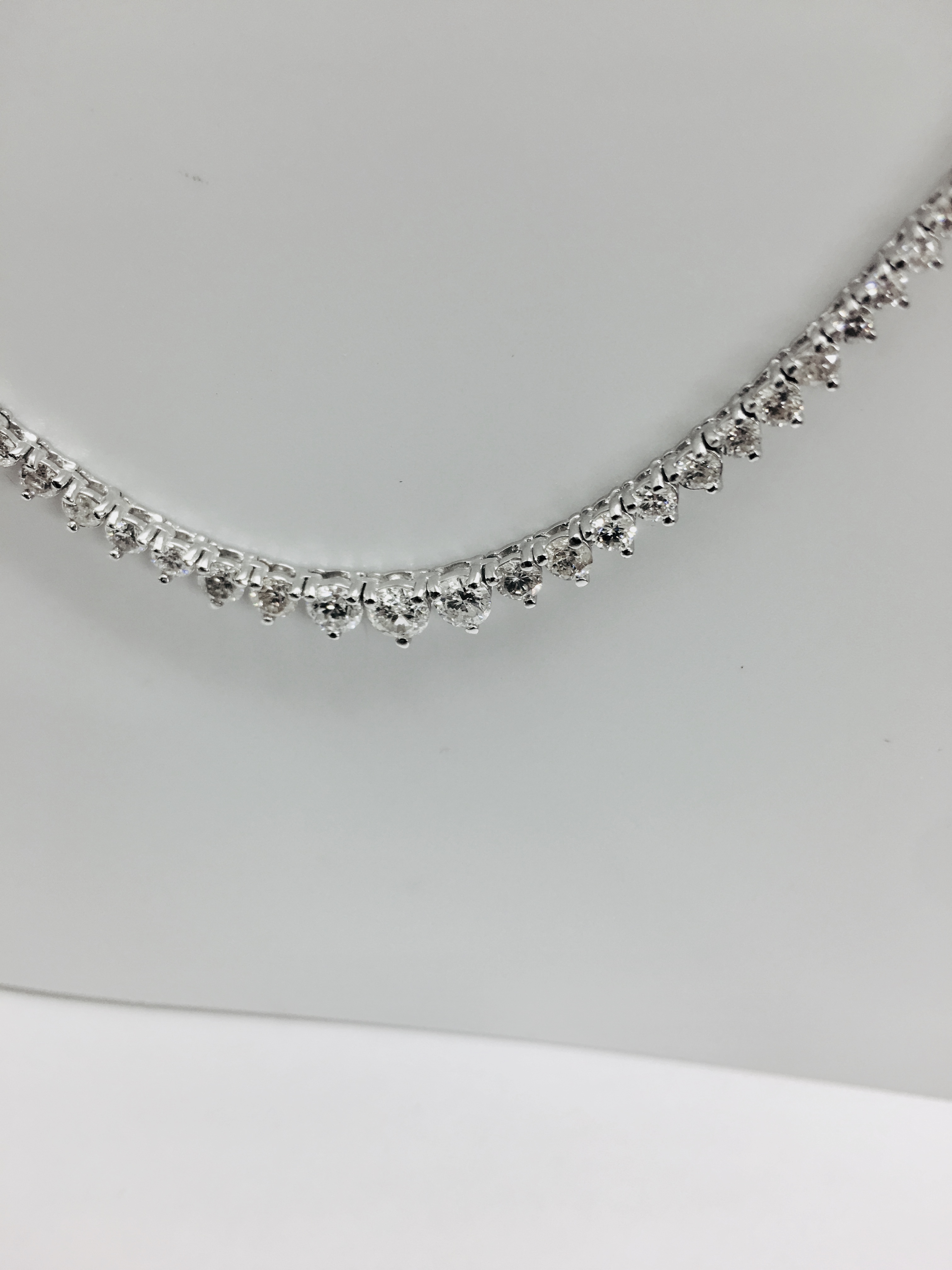 11.75ct Diamond tennis style necklace. 3 claw setting. Graduated diamonds, I colour, Si2 clarity - Image 6 of 6