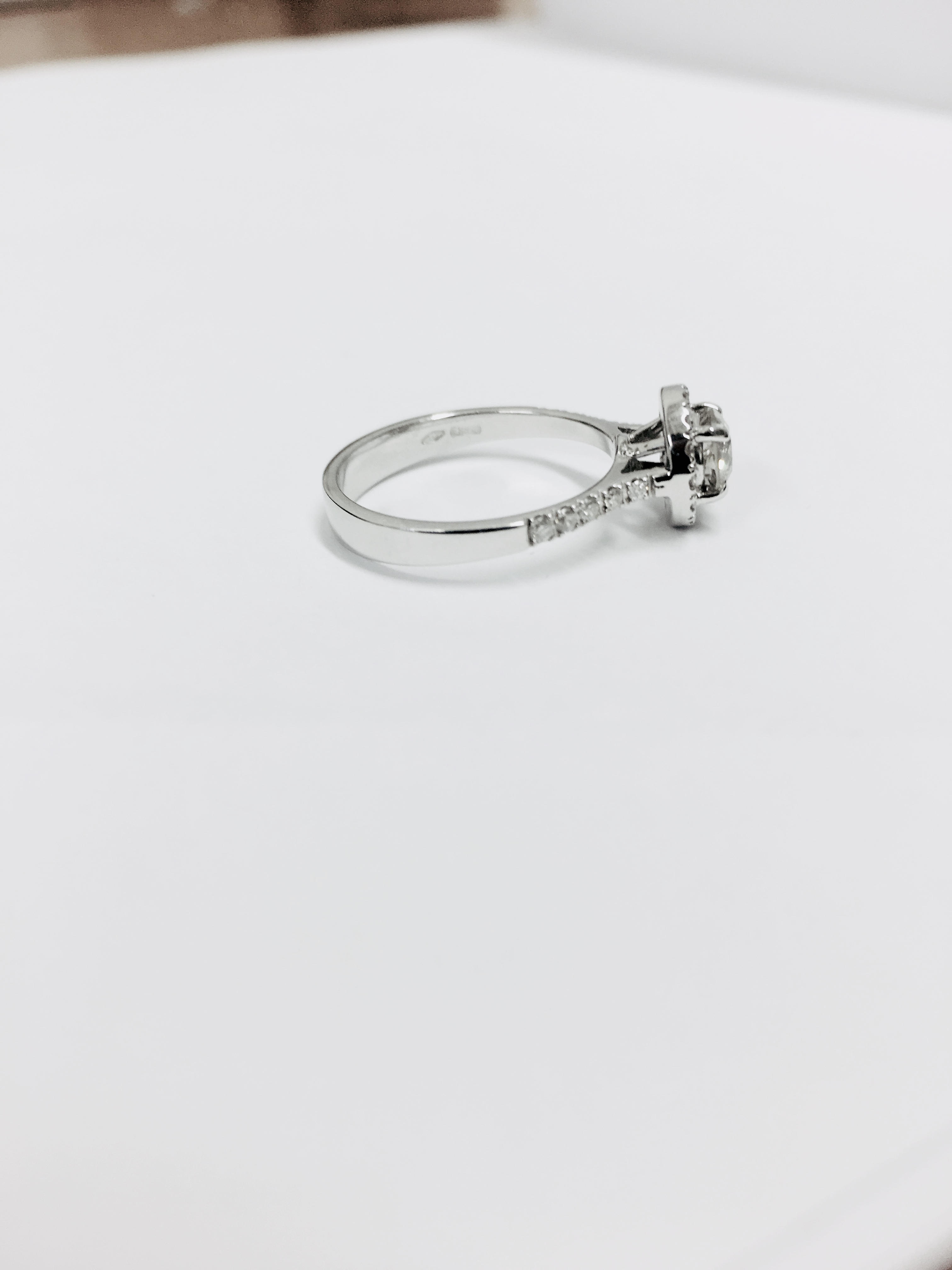 0.40ct diamond set solitaire ring set in 18ct gold. Centre stone J colour, si3 clarity with a halo - Image 4 of 6