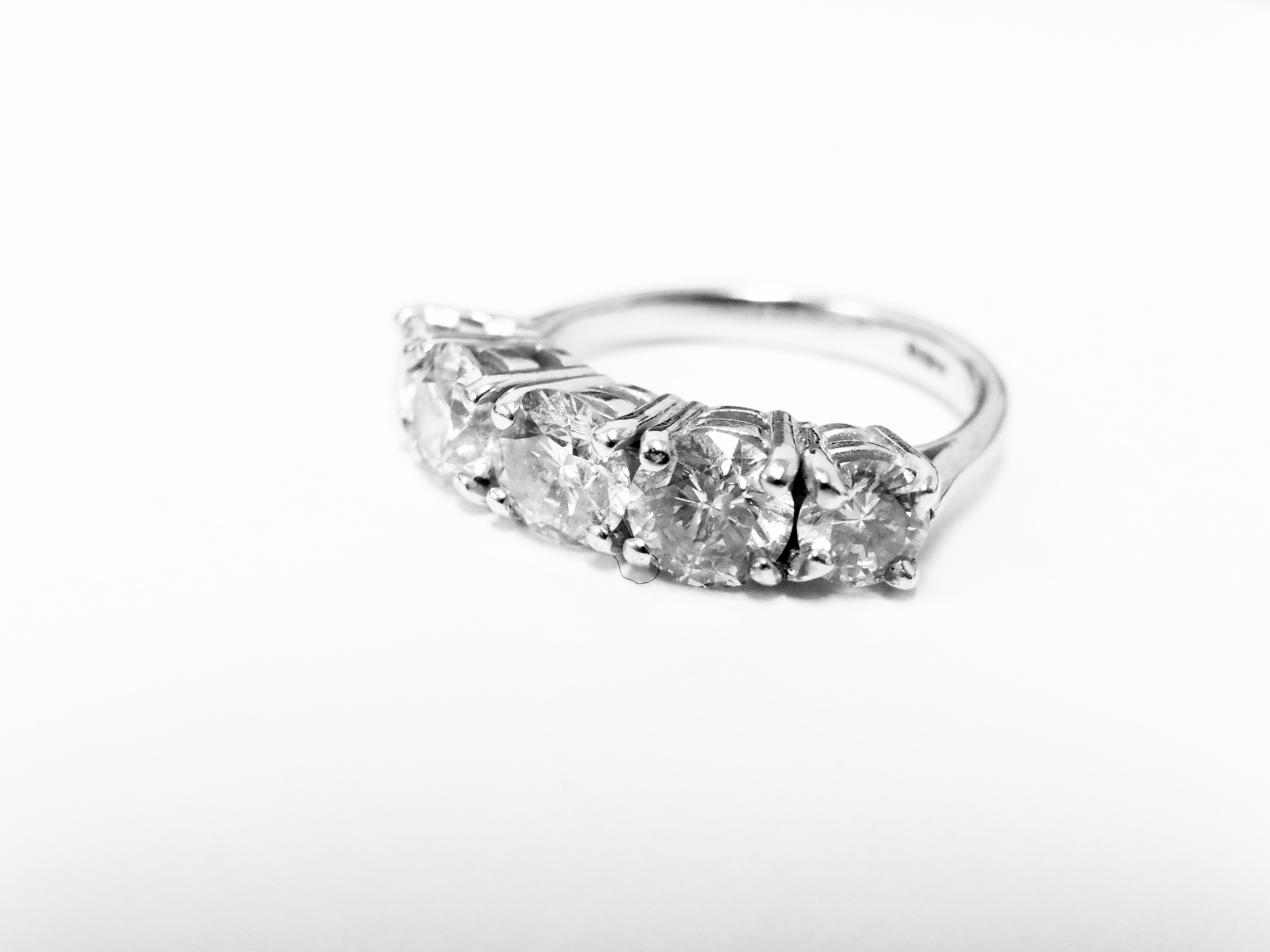 3.50ct diamond five stone ring. 5 x brilliant cut diamonds ( 0.70ct ) I colour and I1-2 clarity. 4 - Image 2 of 4