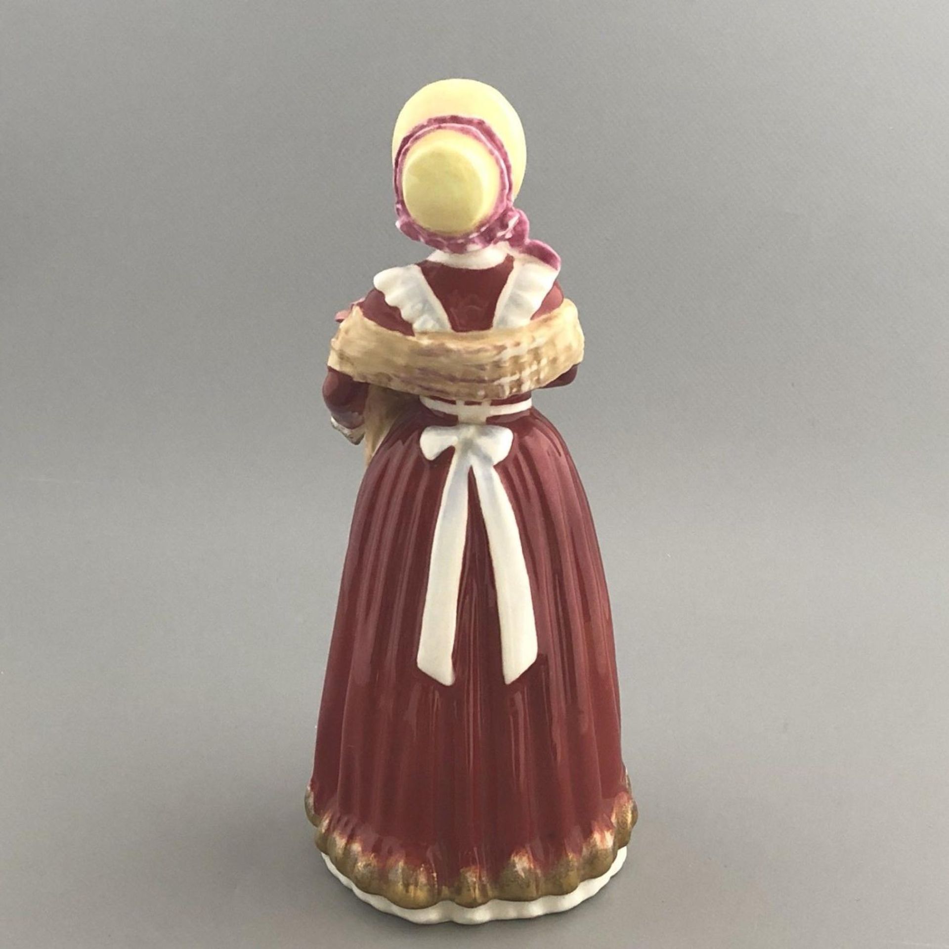 English Porcelain Figurine "Old Country Roses" - Royal Doulton HN 3692 - Image 3 of 7