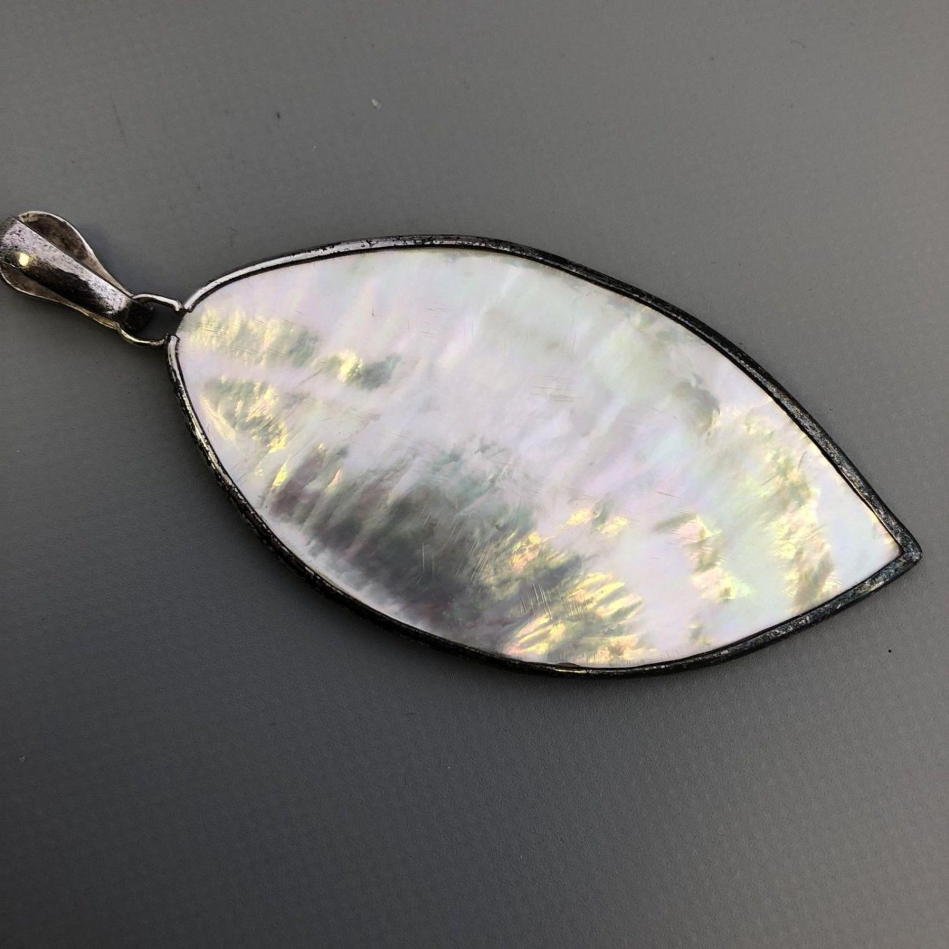Boxed Stunning Large Mother of Pearl Leaf Statement Pendant with 925 Silver Mount - Image 3 of 3