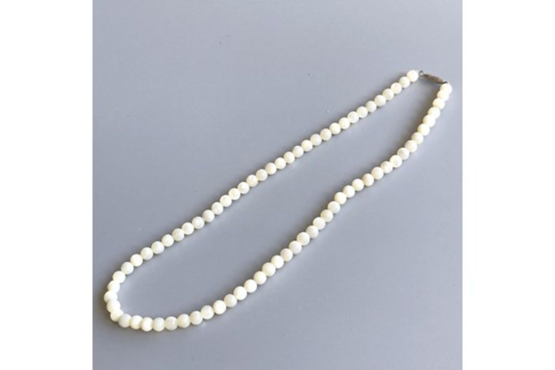 Antique Mother of Pearl Bead Necklace - small round 5mm beads - screw clasp - Image 3 of 3