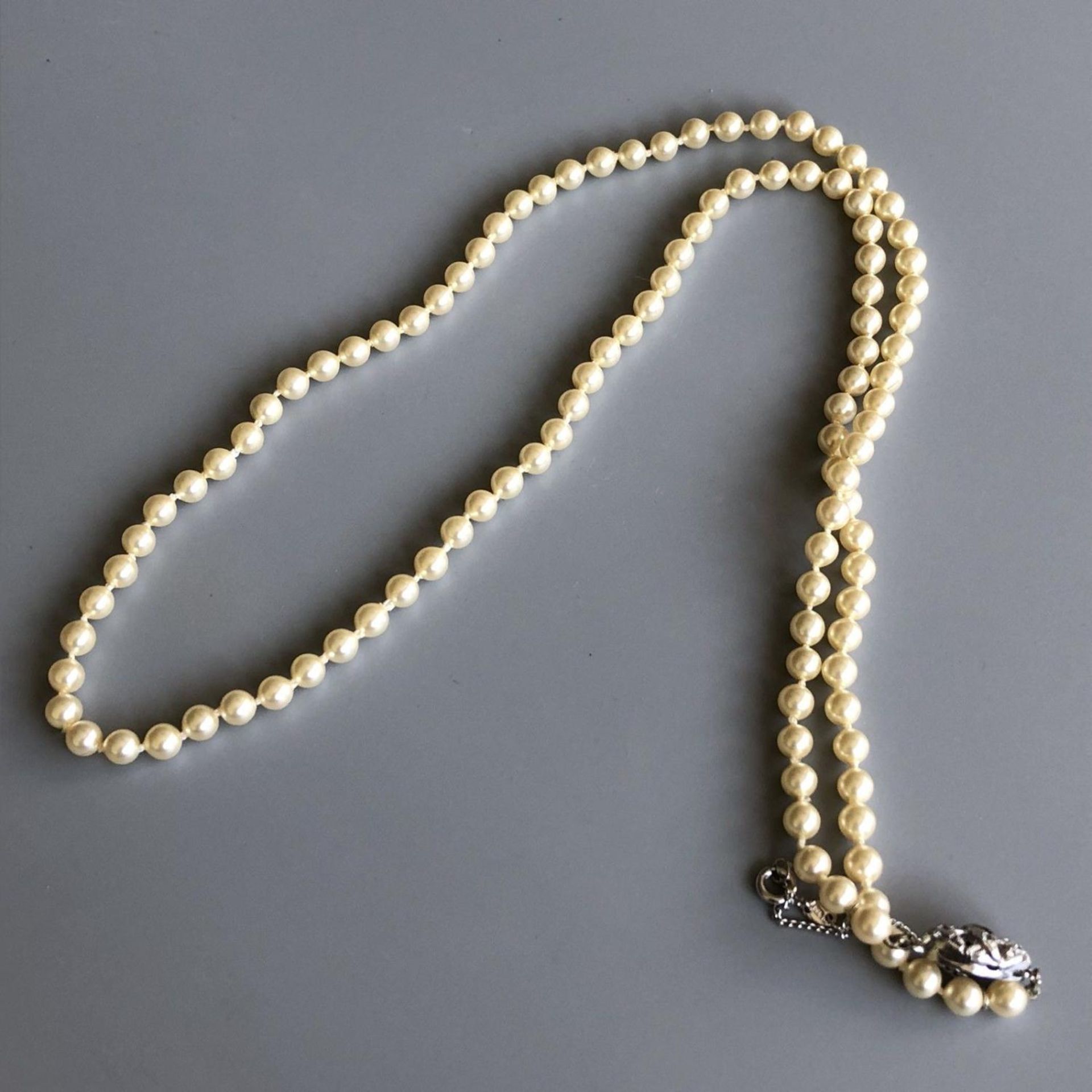 Faux pearl single strand long 28" necklace with 925 silver clasp - Image 4 of 4