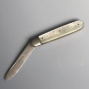 An Edwardian silver and Mother of Pearl Fruit Knife by Thomas Marples - hallmarked Sheffield 1904