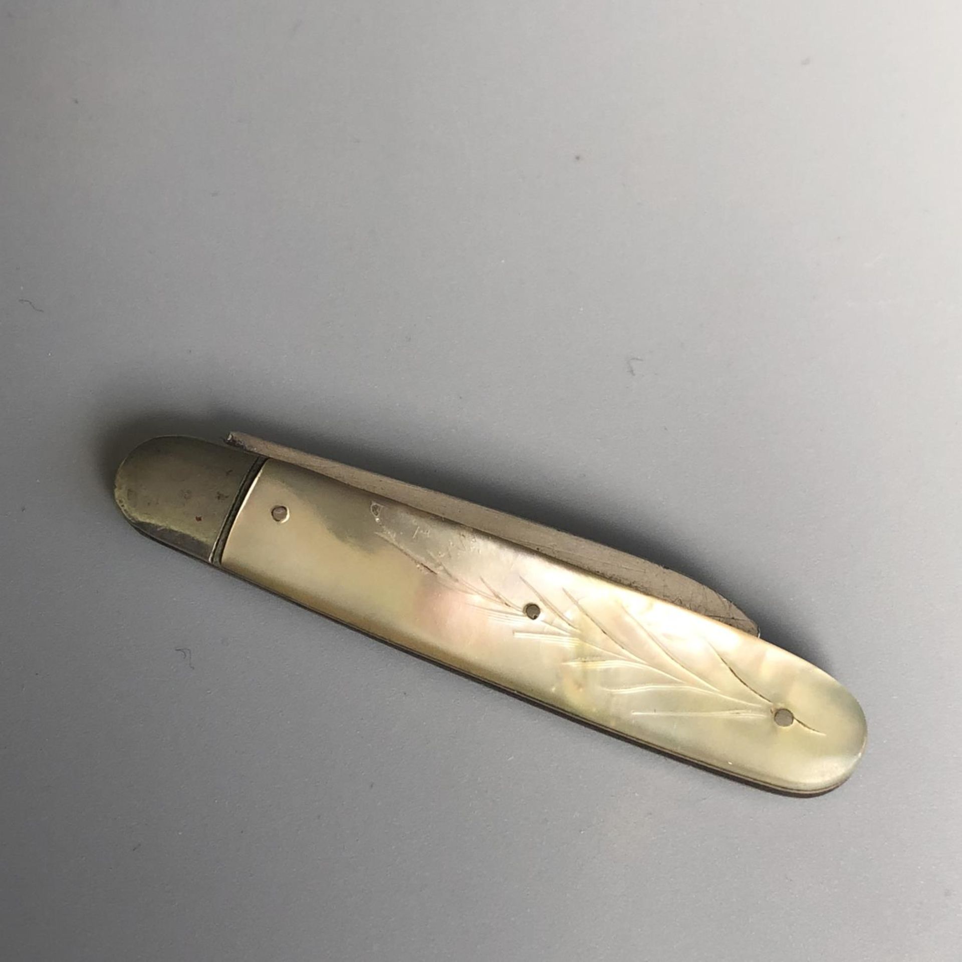 An Edwardian silver and Mother of Pearl Fruit Knife by Thomas Marples - hallmarked Sheffield 1904 - Image 2 of 3