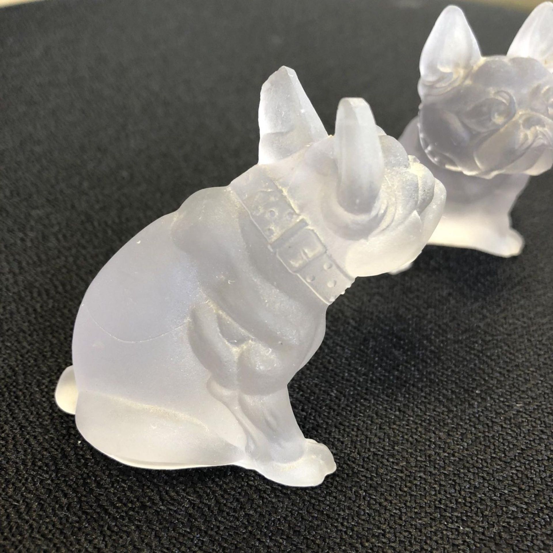 Pair of moulded frosted glass bulldog figurines 7cm - Image 5 of 5