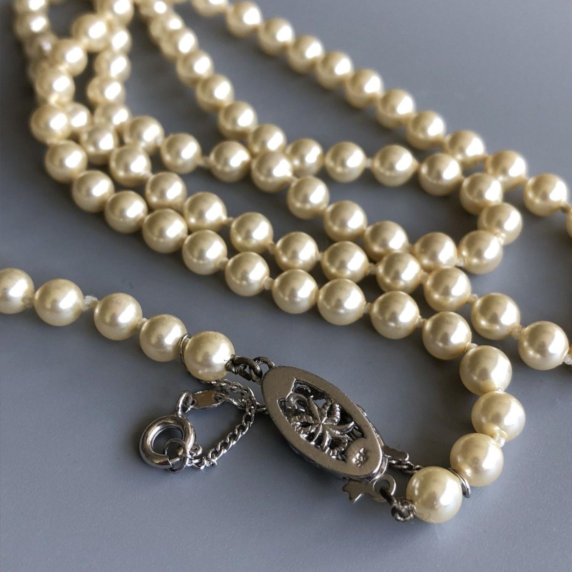 Faux pearl single strand long 28" necklace with 925 silver clasp - Image 3 of 4