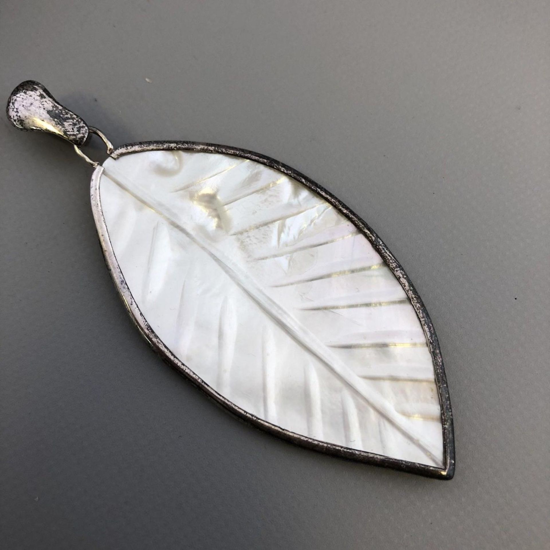Boxed Stunning Large Mother of Pearl Leaf Statement Pendant with 925 Silver Mount - Image 2 of 3