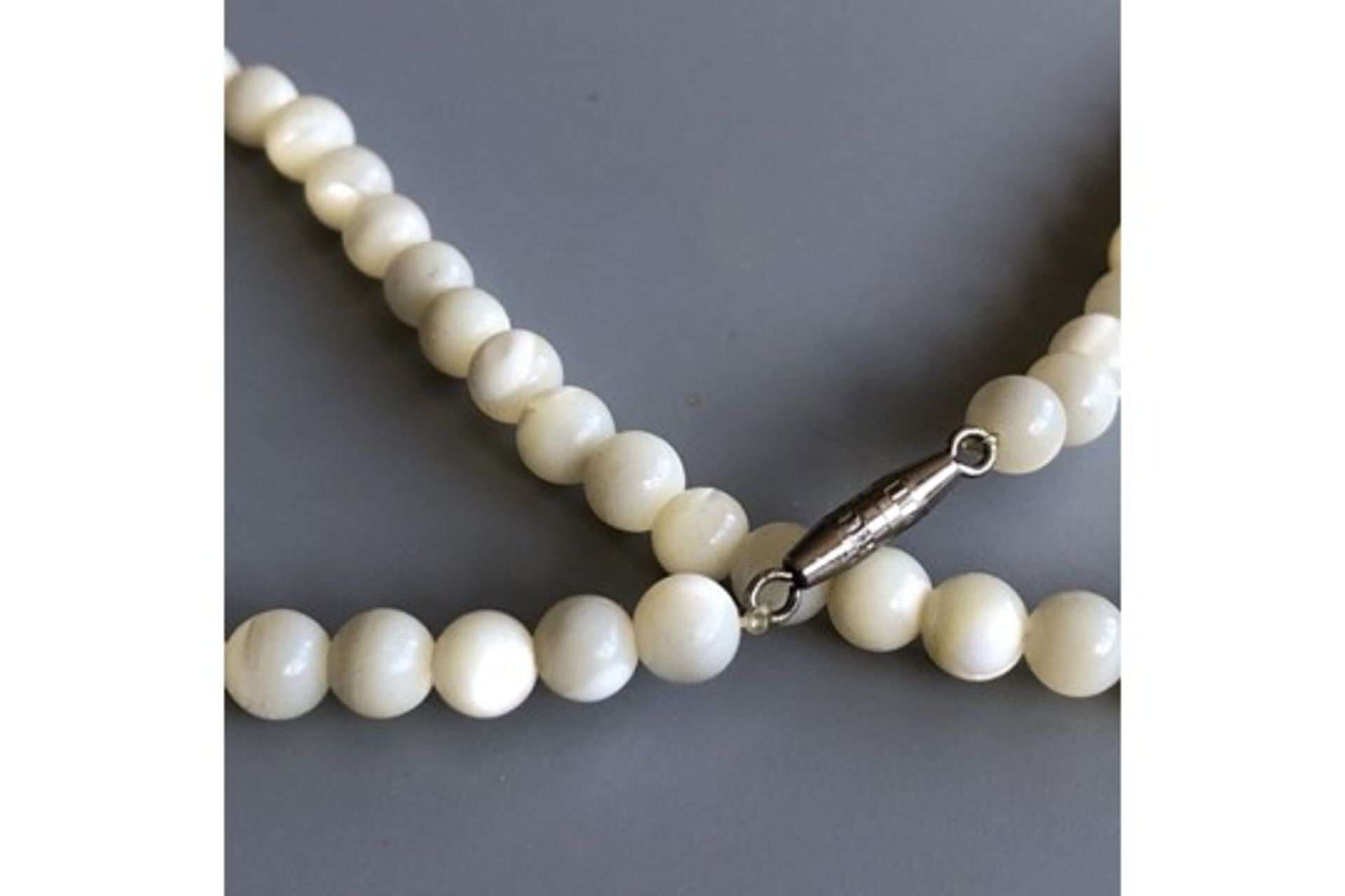 Antique Mother of Pearl Bead Necklace - small round 5mm beads - screw clasp - Image 2 of 3