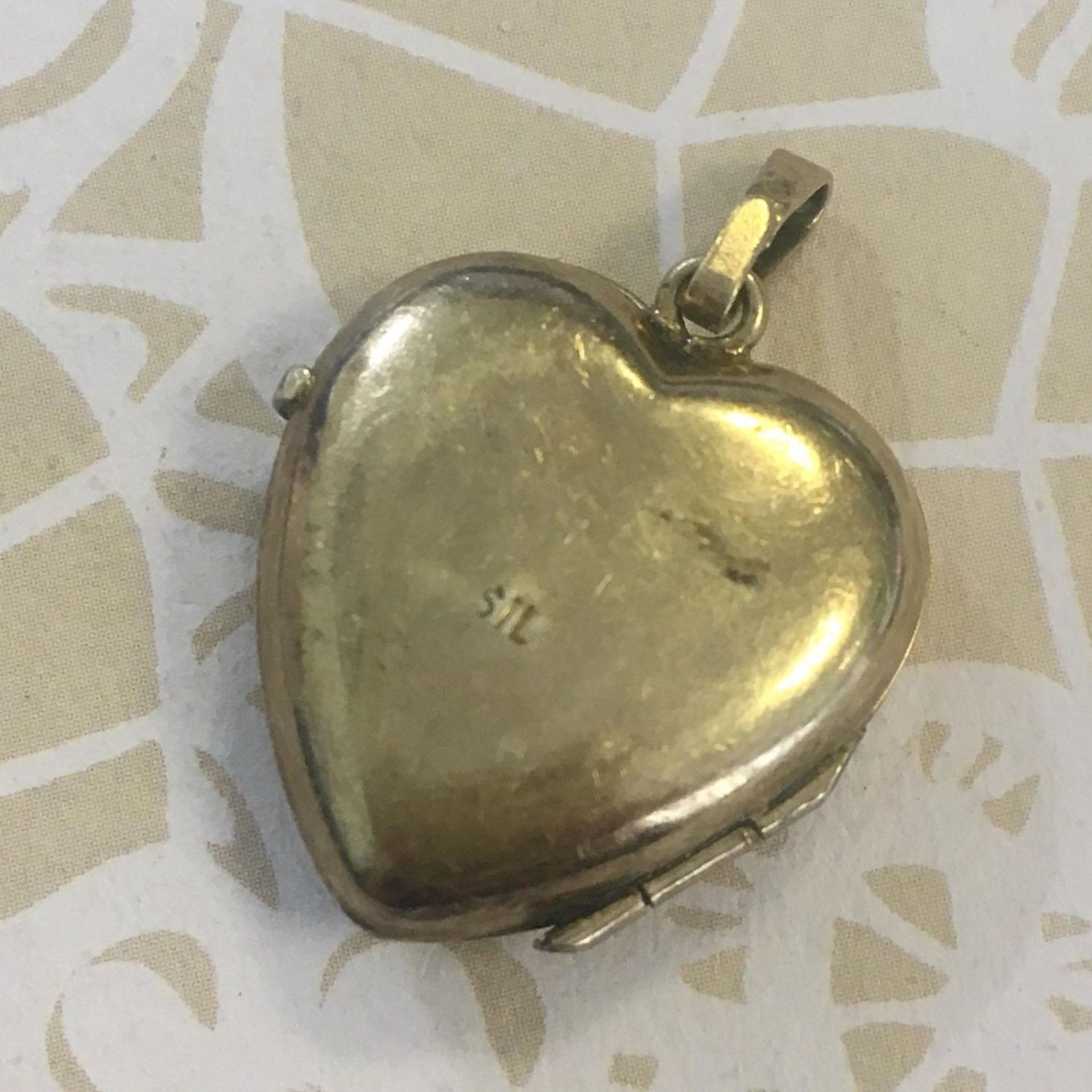 Pretty Vintage Solid Silver Gilt Heart Shaped opening Locket Pendant - Image 2 of 3