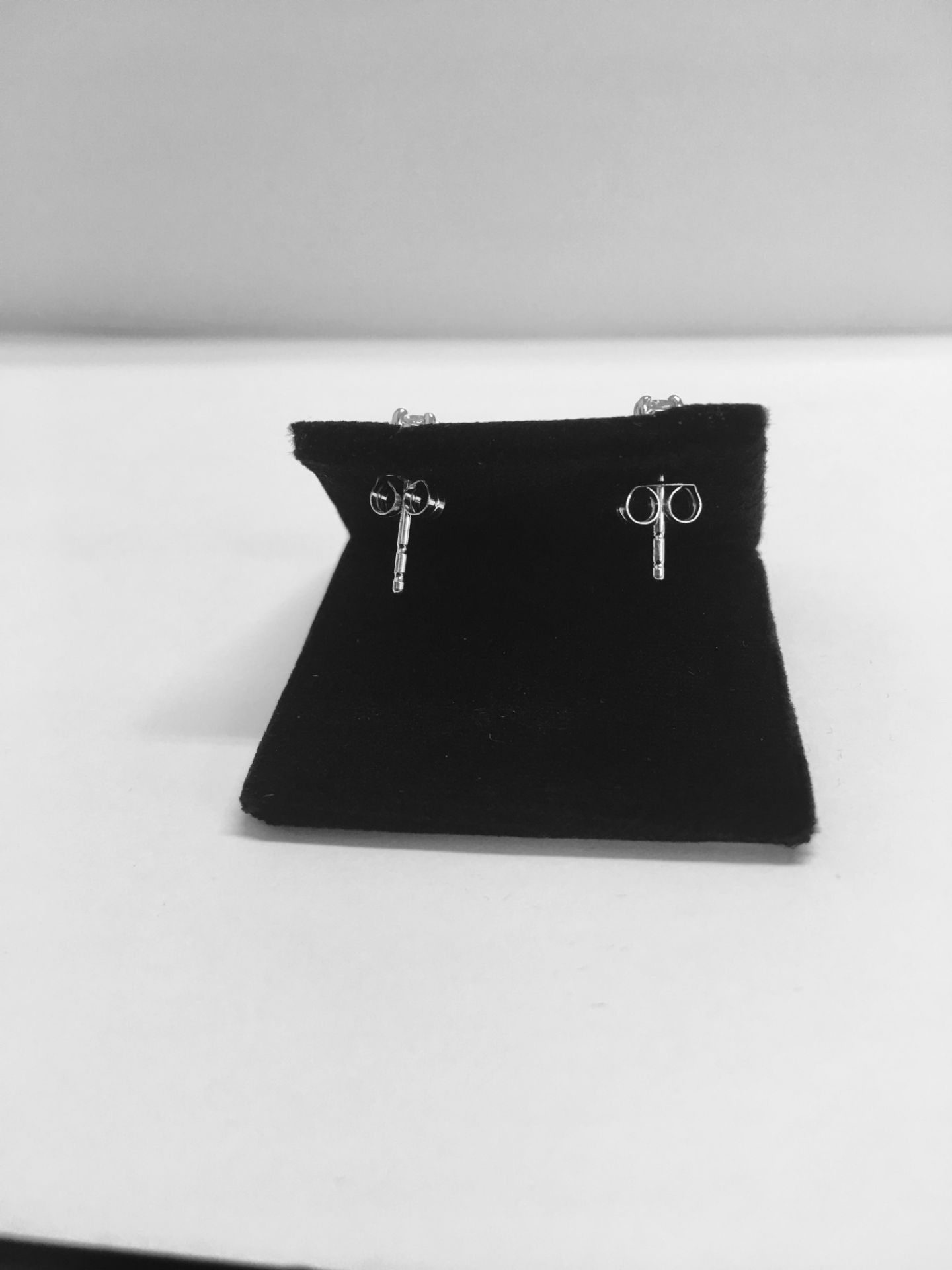 0.30ct diamond solitaire stud earrings set in platinum 950. Brilliant cut diamonds I colour, si2 - Bild 4 aus 4