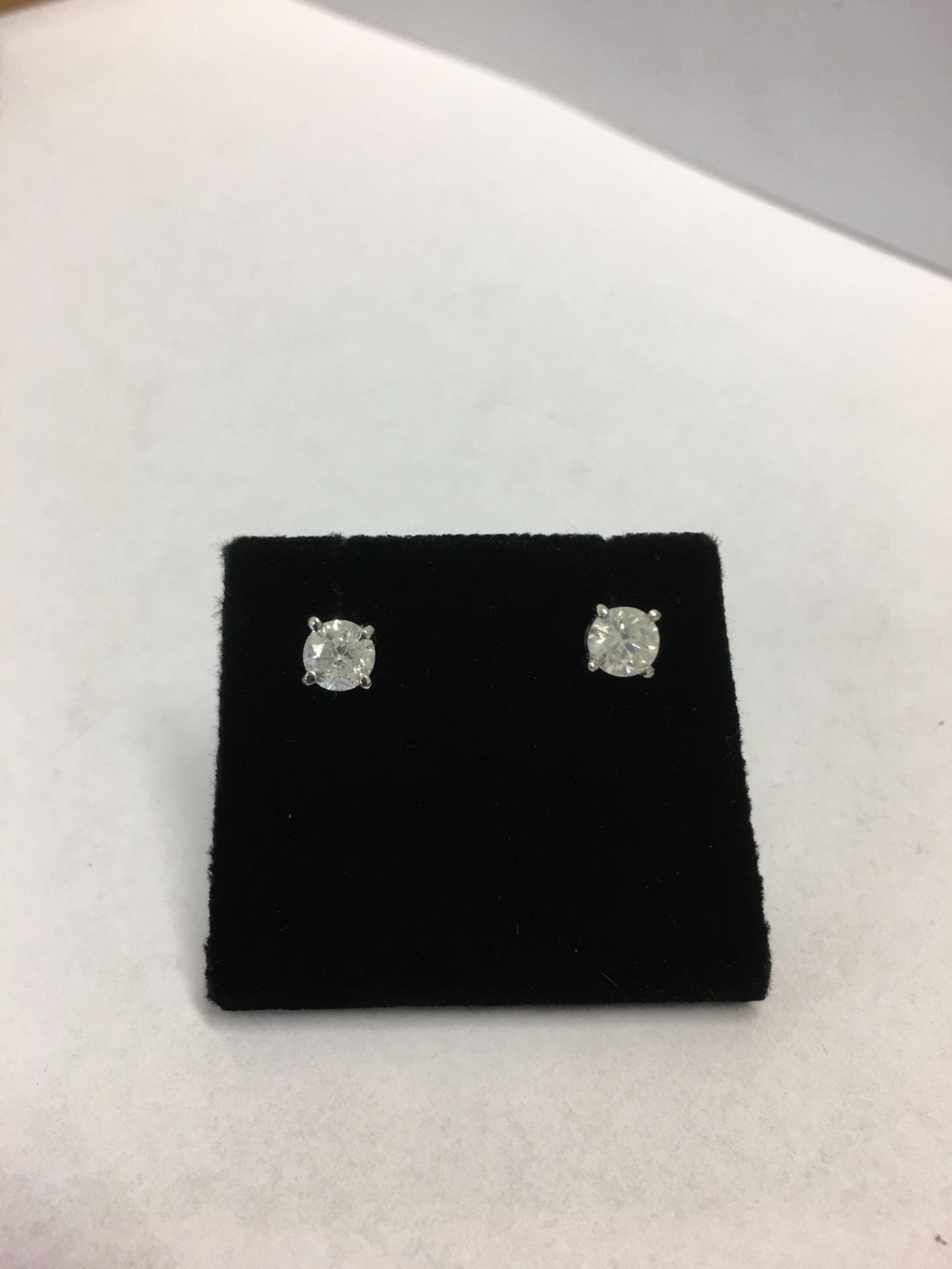 0.90ct Solitaire diamond stud earrings set with brilliant cut diamonds. I1 clarity and I colour. Set - Bild 3 aus 3