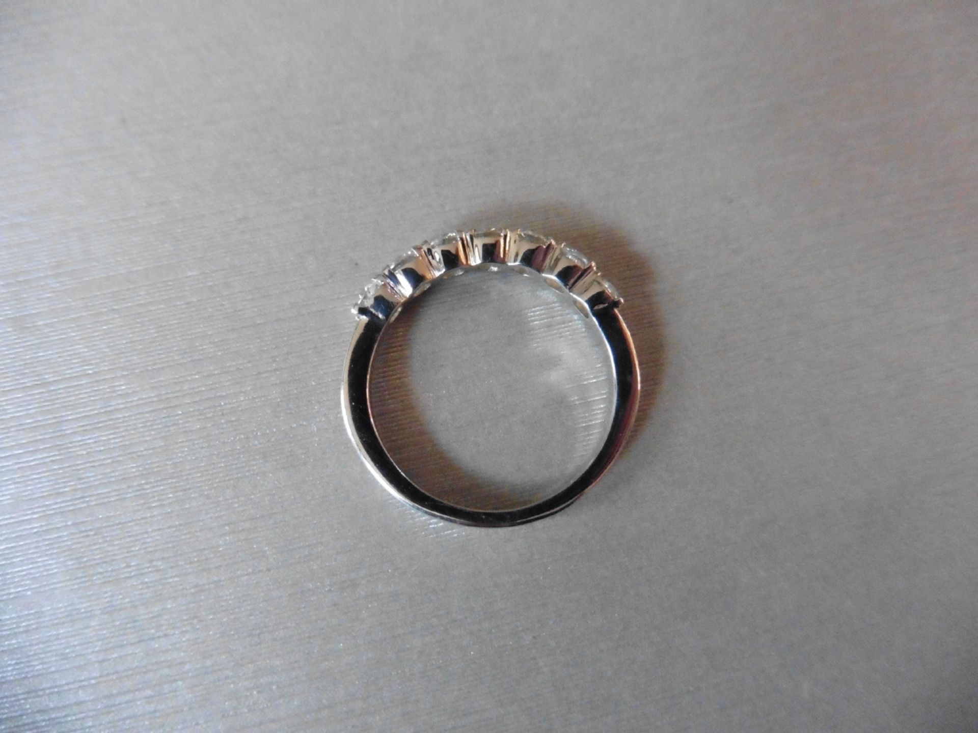 0.70ct diamond band ring set in 18ct gold. Brilliant cut diamonds. H/I colour and si3 clarity.Claw - Bild 2 aus 3