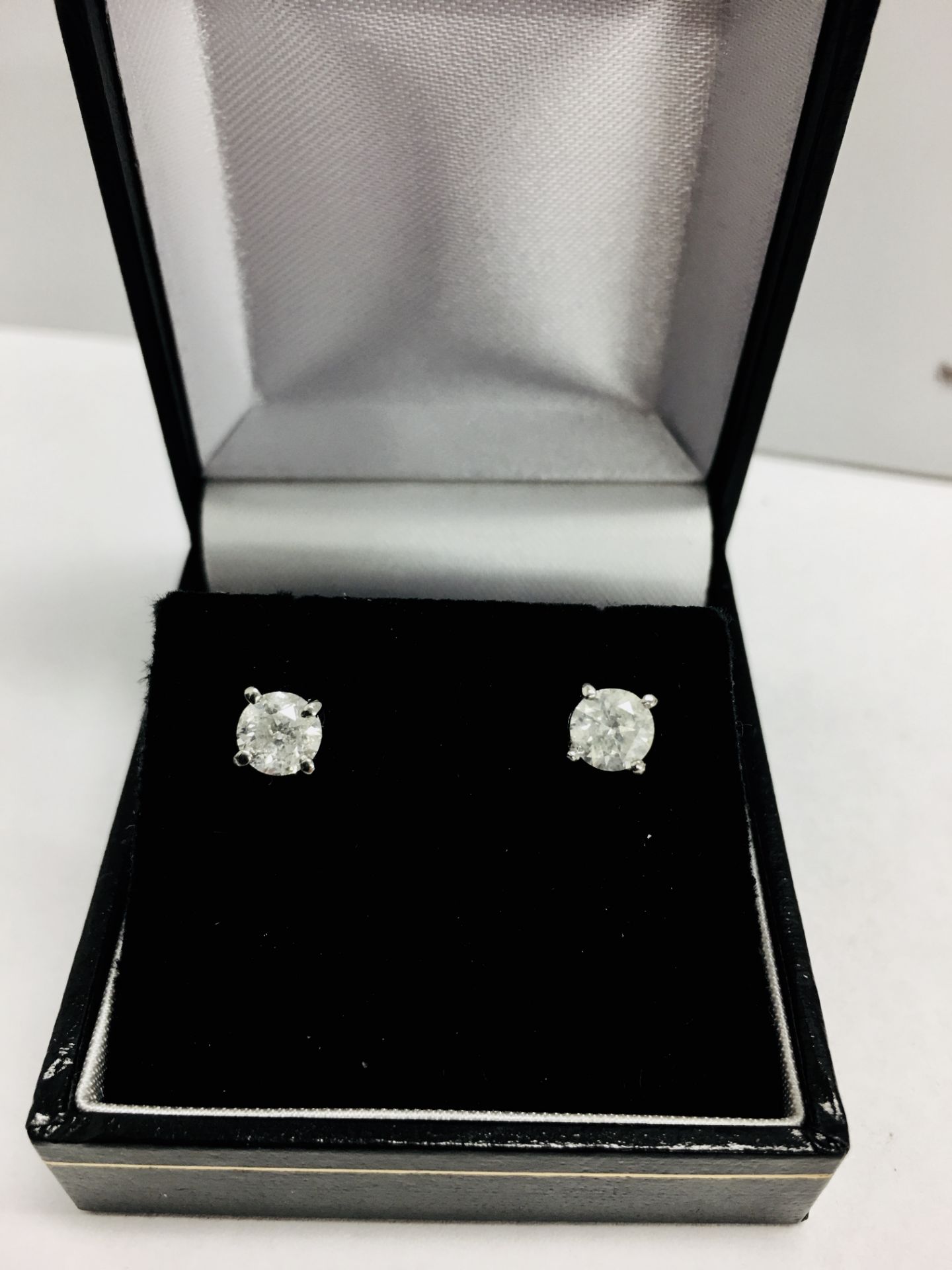 1.00ct Solitaire diamond stud earrings set with brilliant cut diamonds, i1 clarity and I colour. Set - Bild 5 aus 5