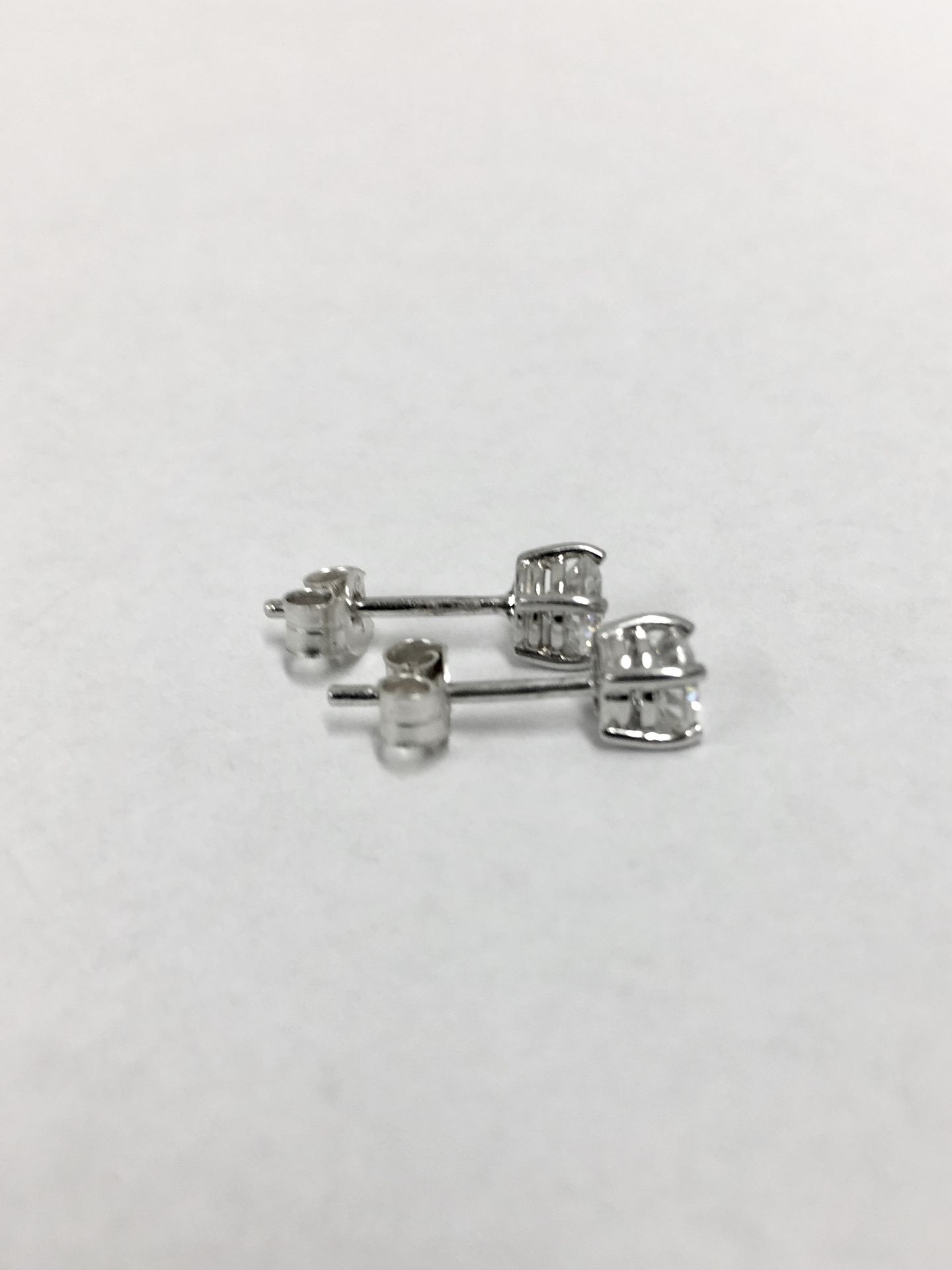 0.80ct Solitaire diamond stud earrings set with brilliant cut diamonds, SI2 clarity and I colour. - Bild 2 aus 2